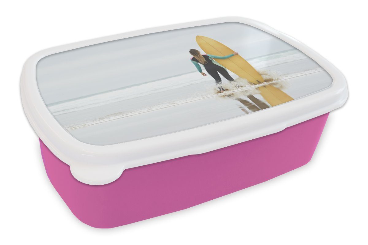 MuchoWow Lunchbox Weibliche Surferin steht neben dem Surfbrett, Kunststoff, (2-tlg), Brotbox für Erwachsene, Brotdose Kinder, Snackbox, Mädchen, Kunststoff rosa