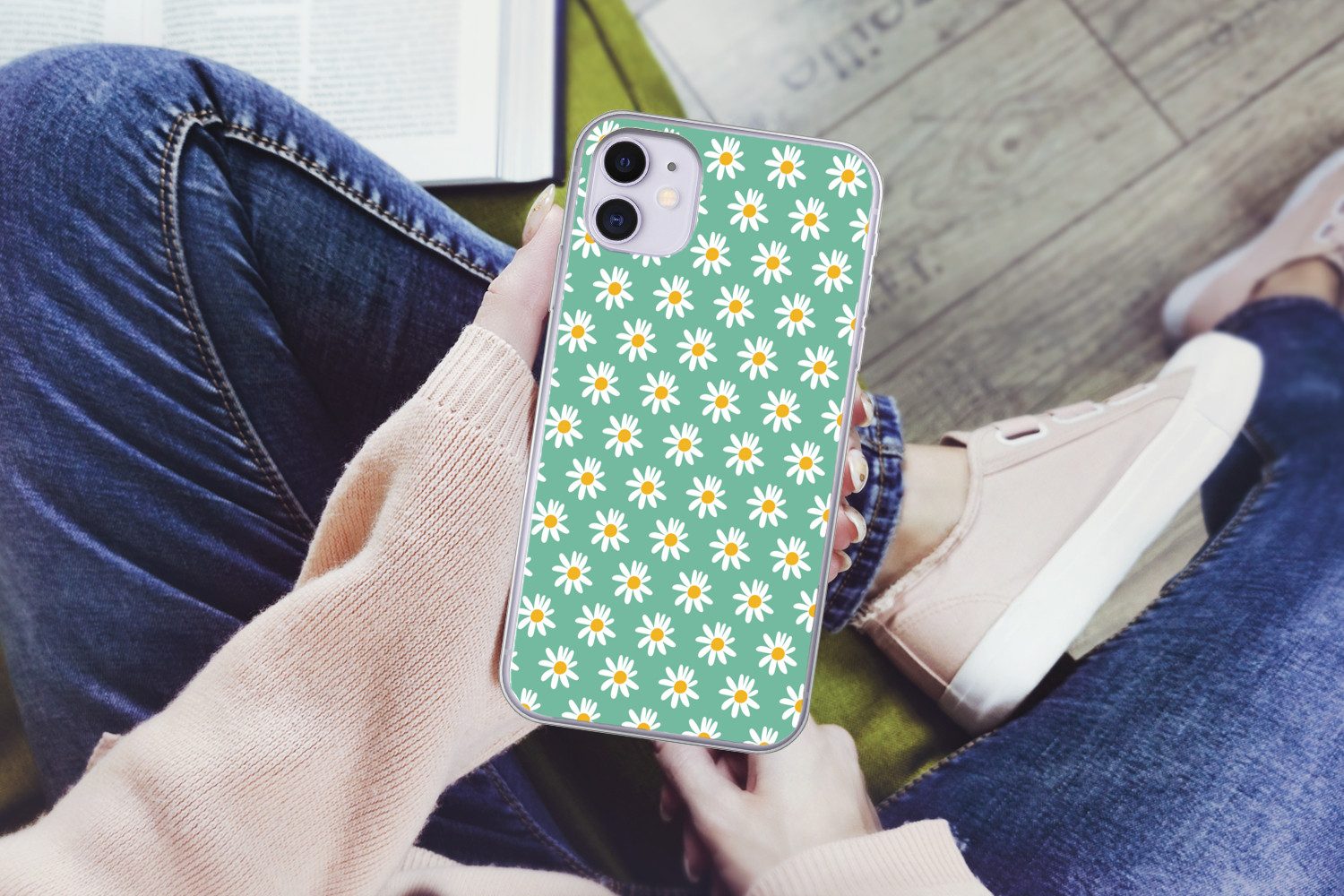 MuchoWow Handyhülle für Apple iPhone 11 Gänseblümchen - Muster - Grün - Blumen, Smartphone-Bumper, Print, Handy Schutzhülle Dünn