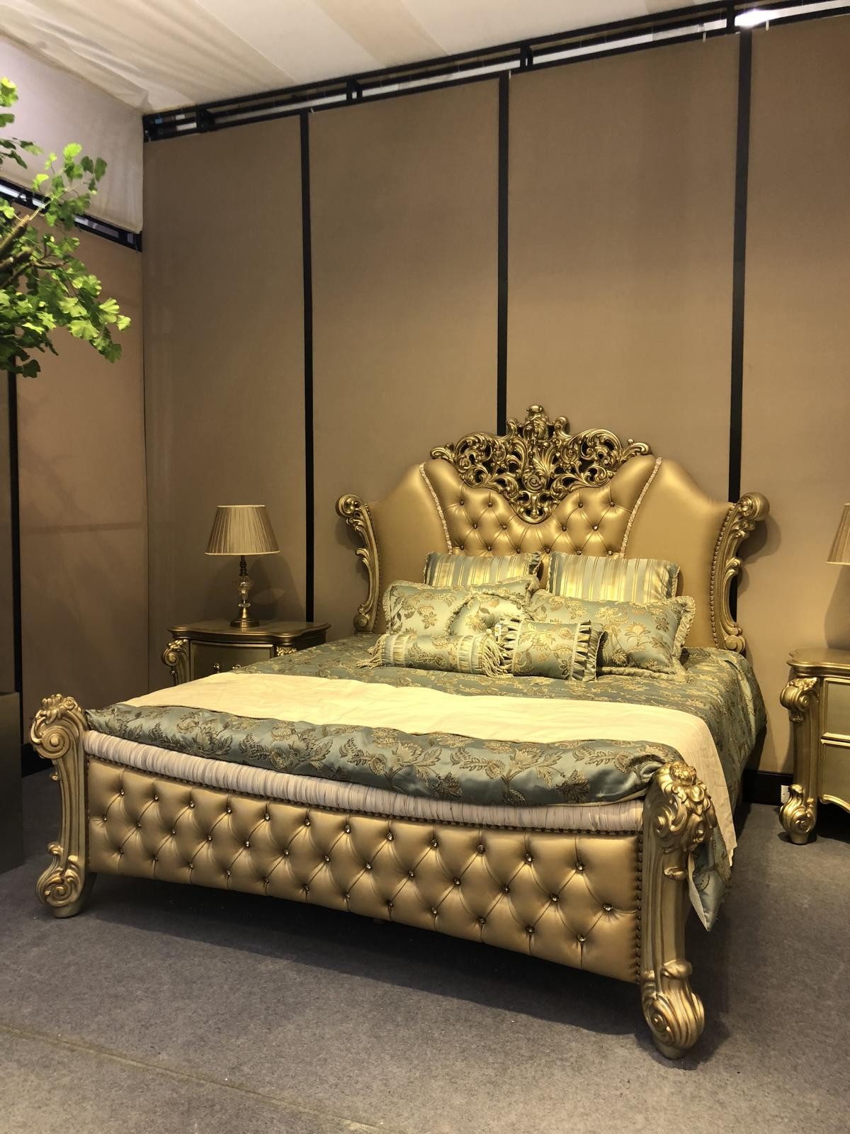 Xlmoebel Bett Barockbett in Gold mit Chesterfield-Design, Hergestellt in Europa