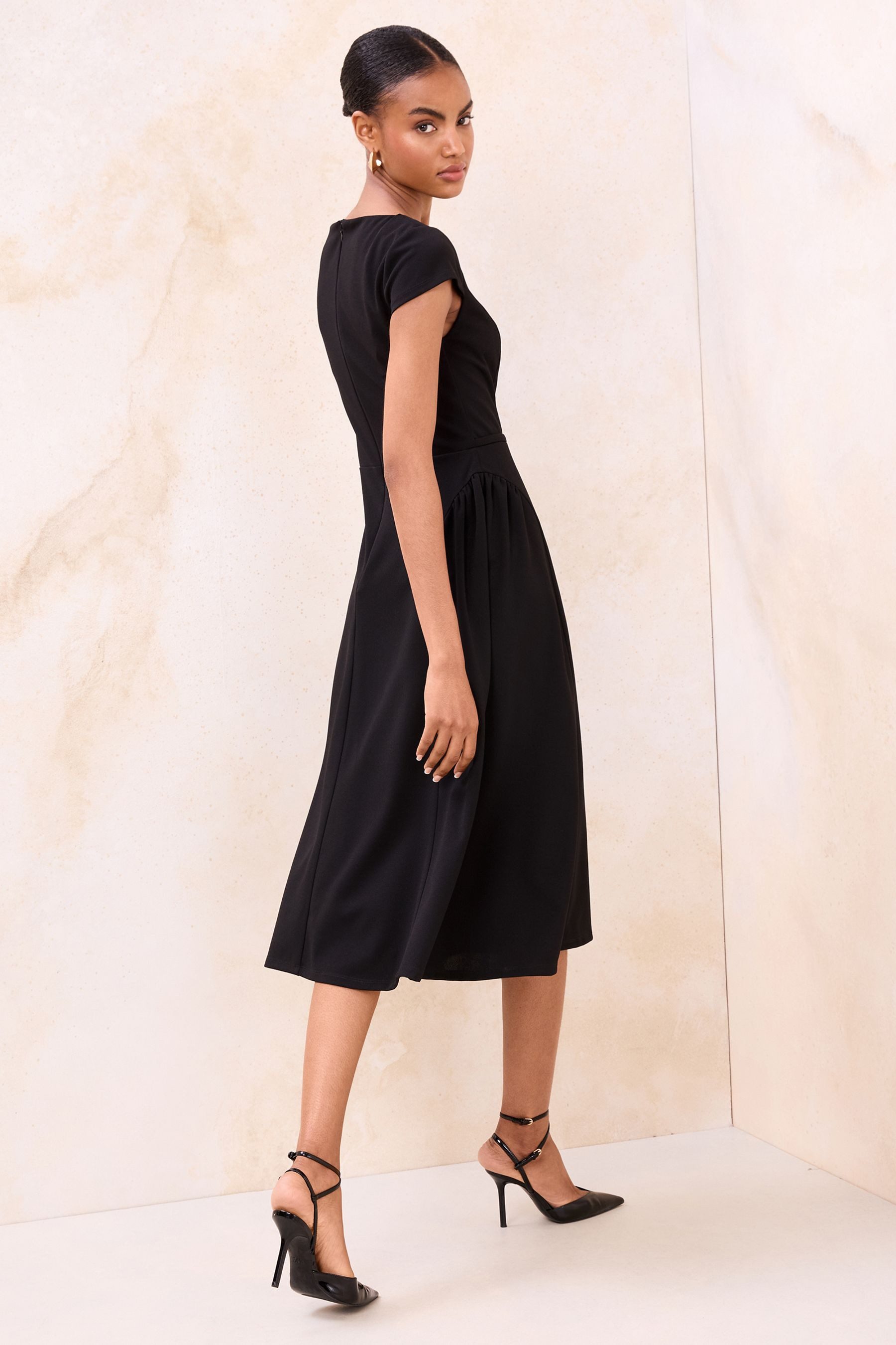 LIPSY Midikleid Lipsy Historic Midikleid mit Flügelärmeln + Gürtel (1-tlg) günstig online kaufen