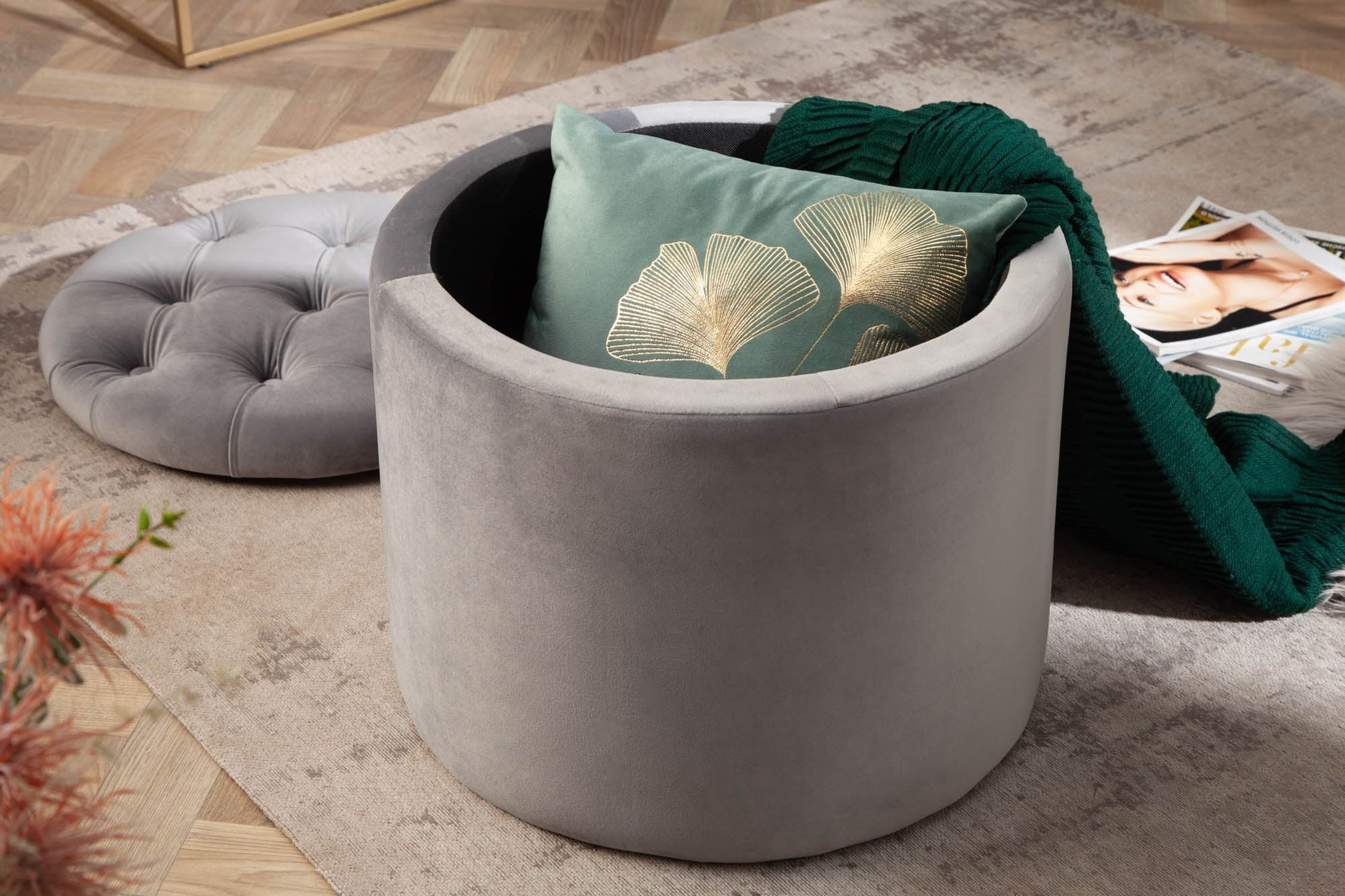 Licht-Erlebnisse Hocker LAURA, Samt Metall Ø 50 cm H: 43 cm mit Stauraum Grau Chesterfield Pouf