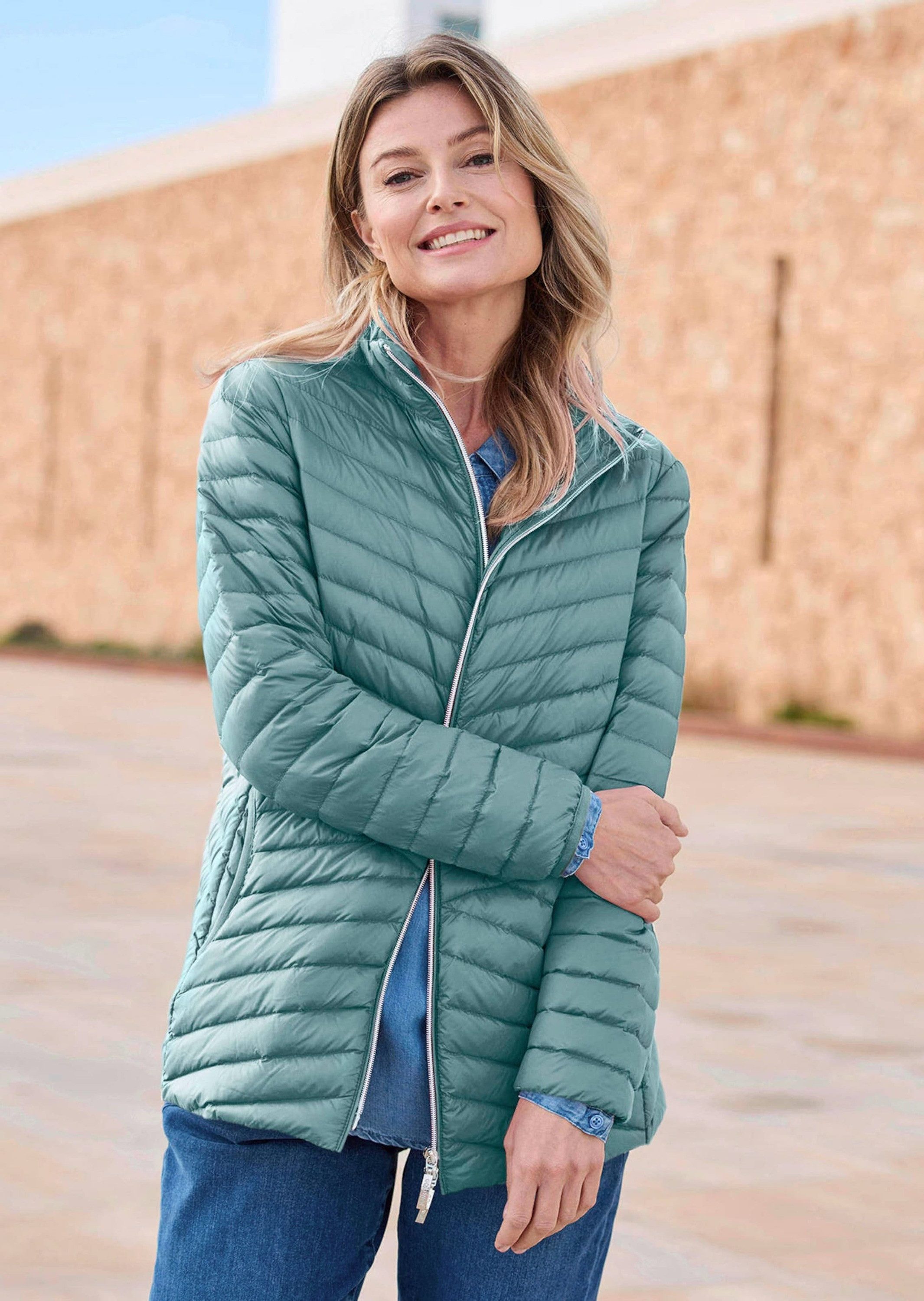 GOLDNER Steppjacke Kurzgröße: Herbstjacke mit Daunen, Stehkragen Verlängerte Jacke in femininer Steppung mit Reißverschluss