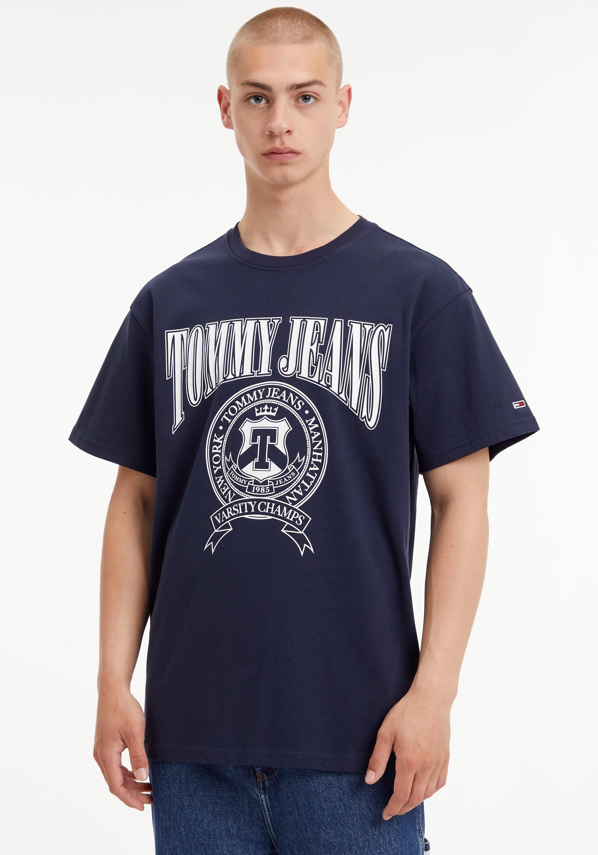 Tommy Jeans T-Shirt TJM RLXD VARSITY LOGO TEE mit Logodruck Twilight Navy