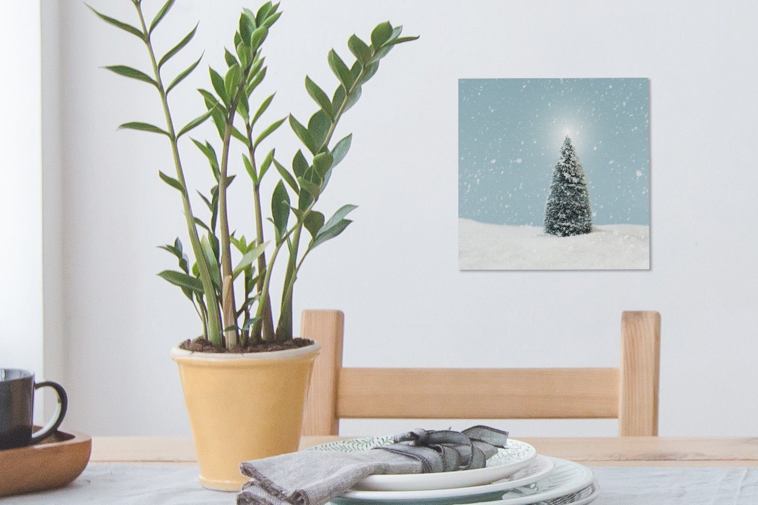 verschneiten Leinwandbild Schlafzimmer St), für Weihnachtsbaum Wohnzimmer Bilder Ein (1 einem blauen, einer und Landschaft OneMillionCanvasses® in Leinwand