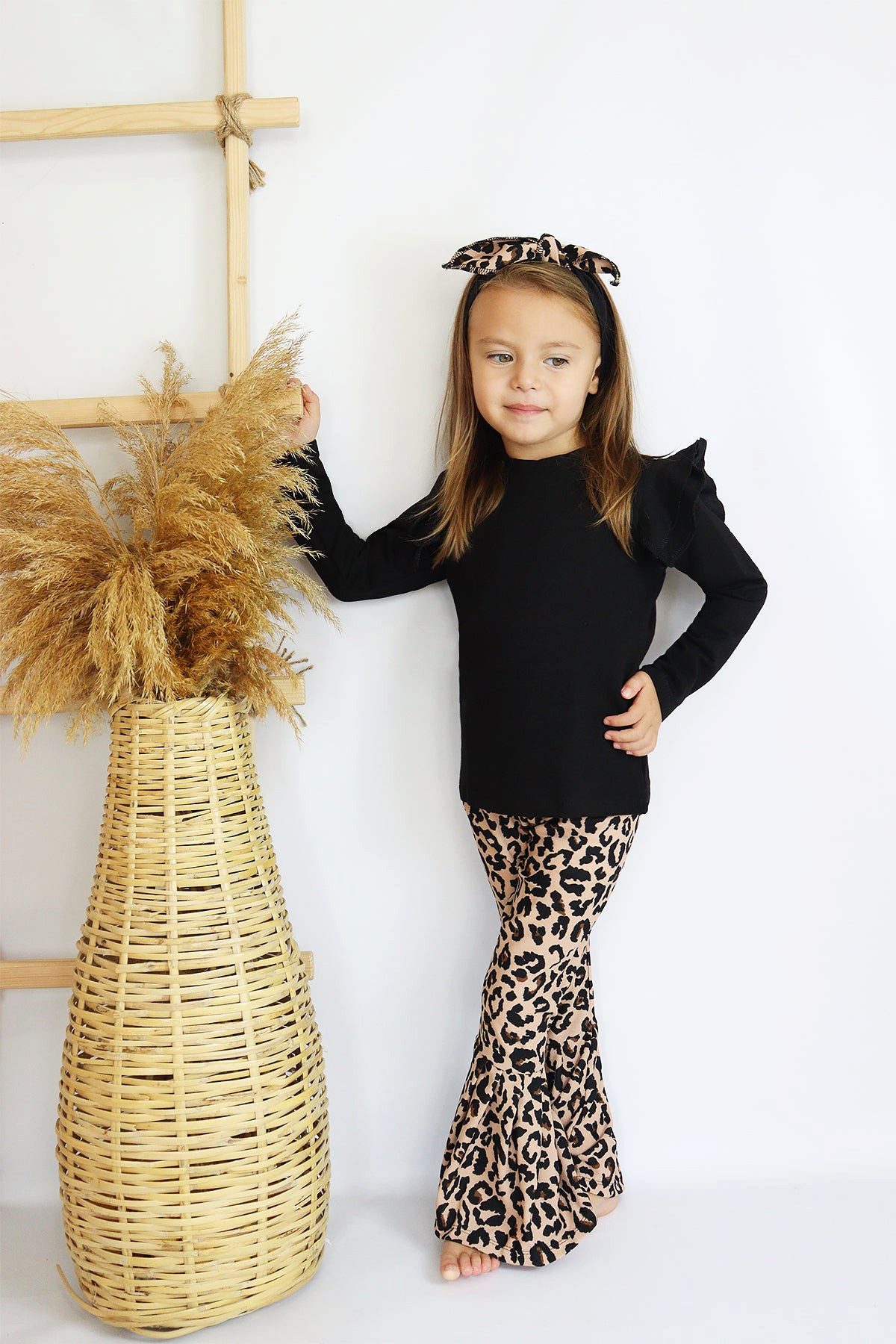 Shirt & Hose Schwarzes langarm Oberteil, Schlaghose und Haarband im Leopardenmuster