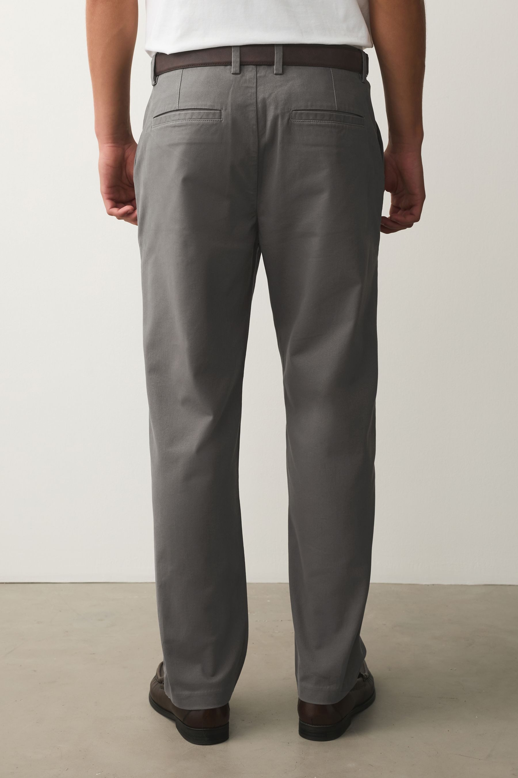 Next Chinohose Weiche Straight Fit Hose mit Stretch und Gürtel (2-tlg)