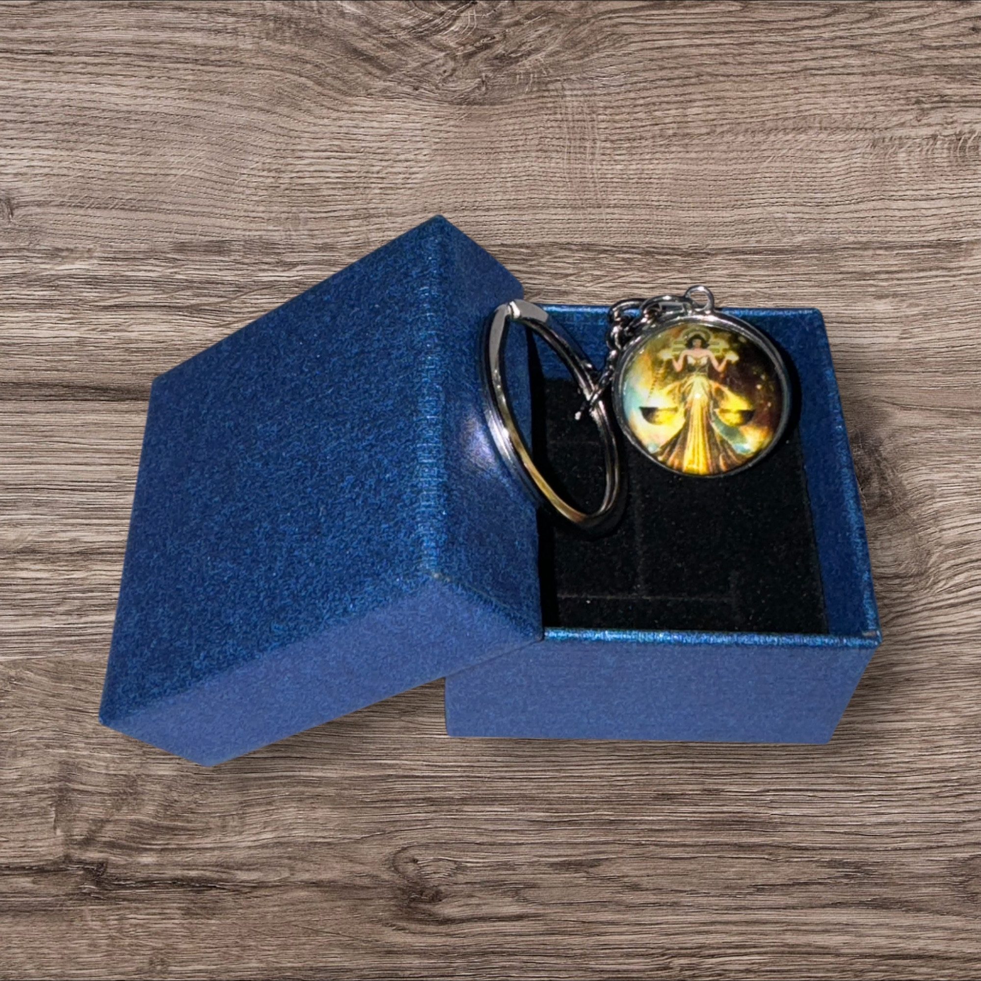 Stelby Schlüsselanhänger mit Gravur Waage Sternzeichen Schlüsselanhänger 3D mit Geschenkbox (Weihnachtsgeschenk, Geburtstagsgeschenk, Valentinstaggeschenk, Gravur mit Glow-Effekt), langlebig, pflegeleicht, unisex