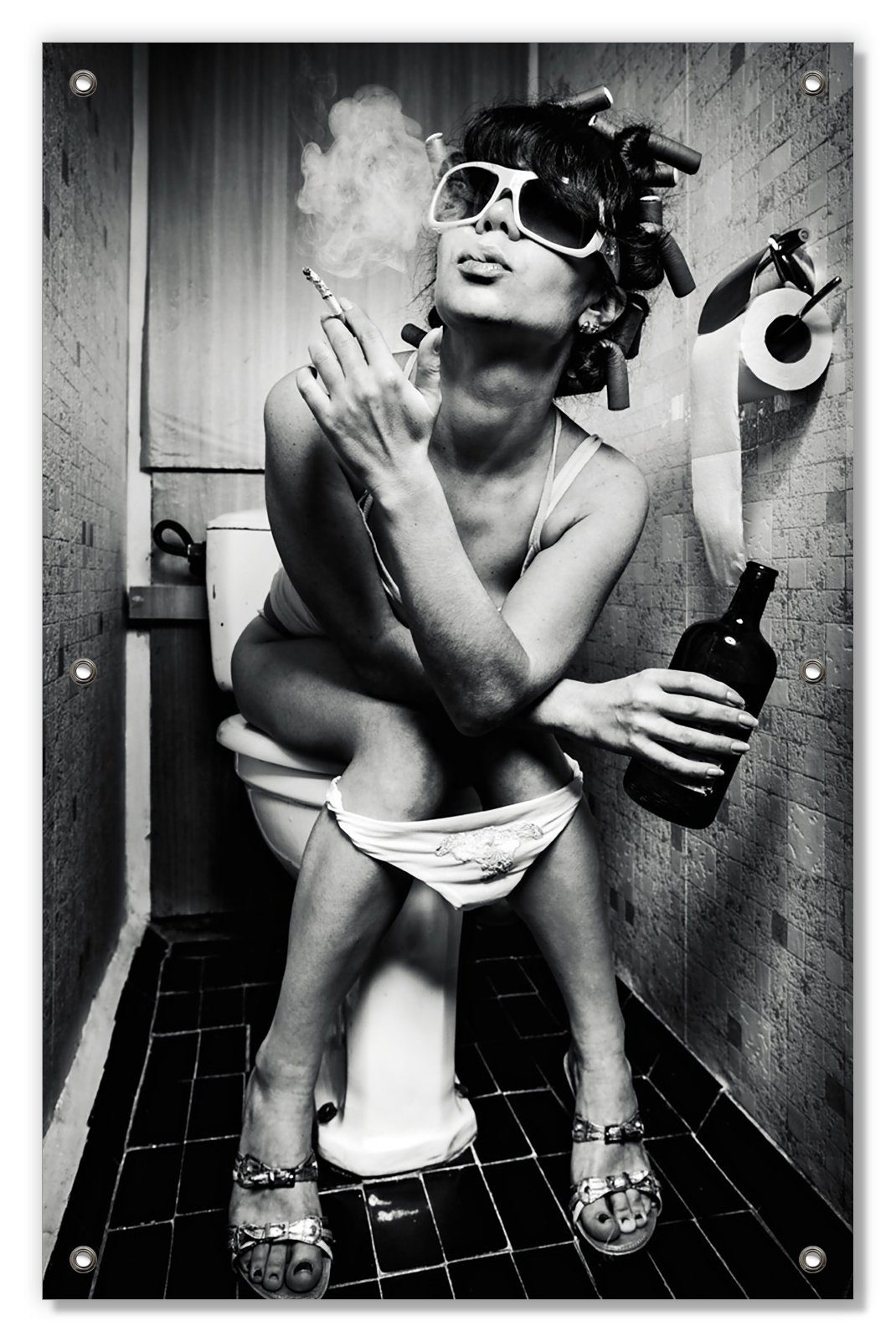 Sonnenschutz Kloparty - Sexy Frau auf Toilette mit Zigarette und Schnaps, Wallario, blickdicht, mit Saugnäpfen, wiederablösbar und wiederverwendbar