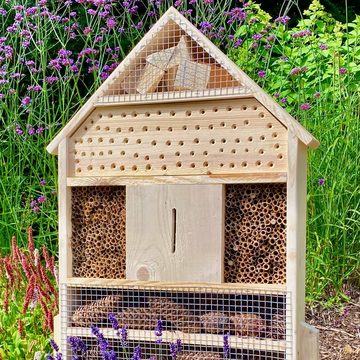 gartenetage Insektenhotel XXL Insektenhaus & Bienenhotel, Naturbelassenes, Insektenhotel zum Aufstellen mit Pfählen