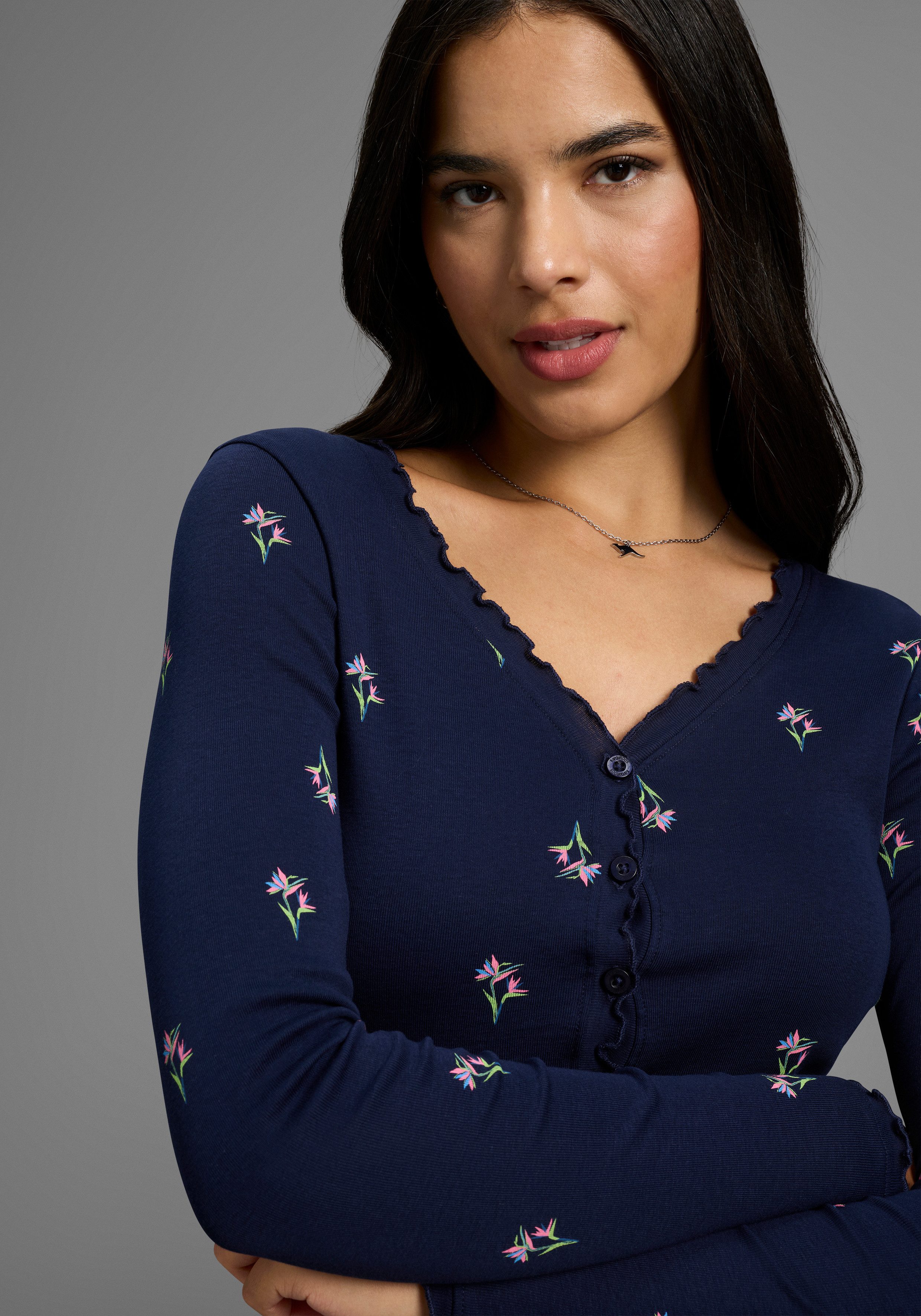 KangaROOS Langarmshirt mit V-Ausschnitt, figurbetonte Passform, hüftlange Form, aus Rippware