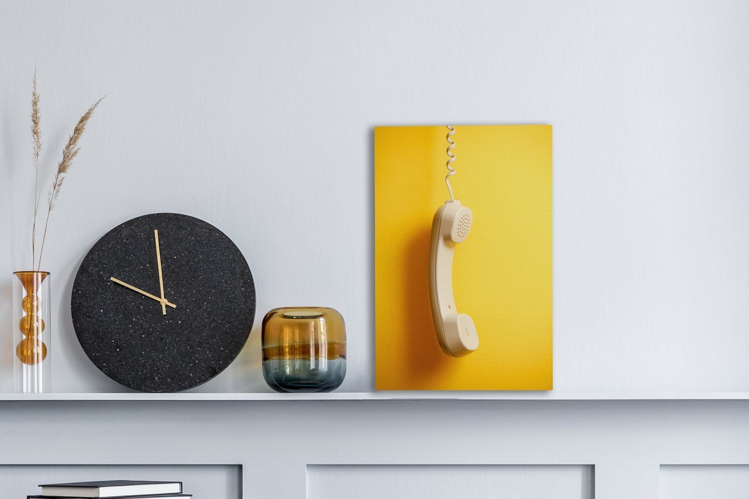Gemälde, inkl. Leinwandbild St), cm gelben (1 einem Retro-Telefons OneMillionCanvasses® Der Hörer Zackenaufhänger, bespannt fertig vor eines 20x30 Leinwandbild Hintergrund,