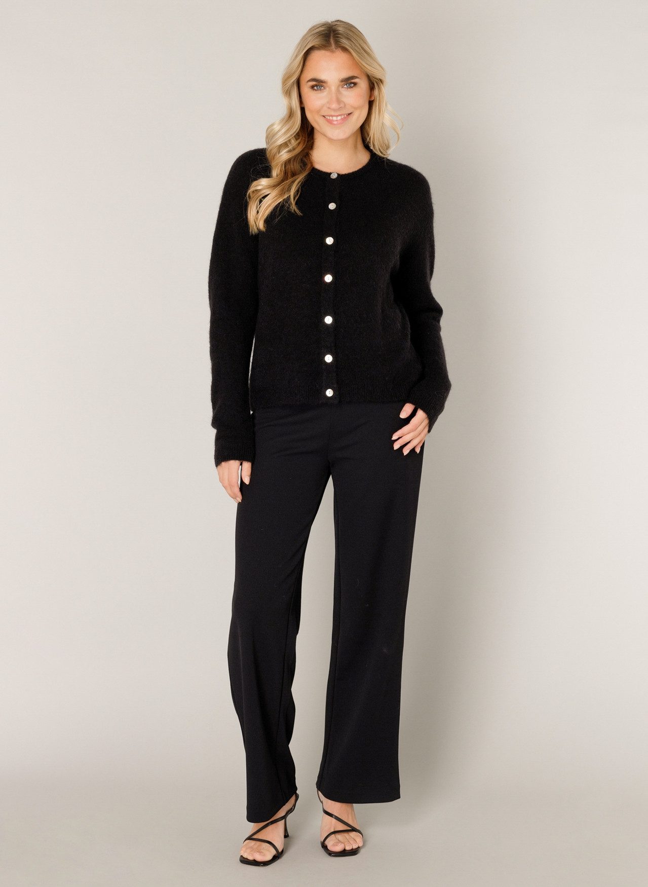 Base Level Cardigan Yuli mit Woll-Anteil und Knopfleiste – Bild 3 von 5