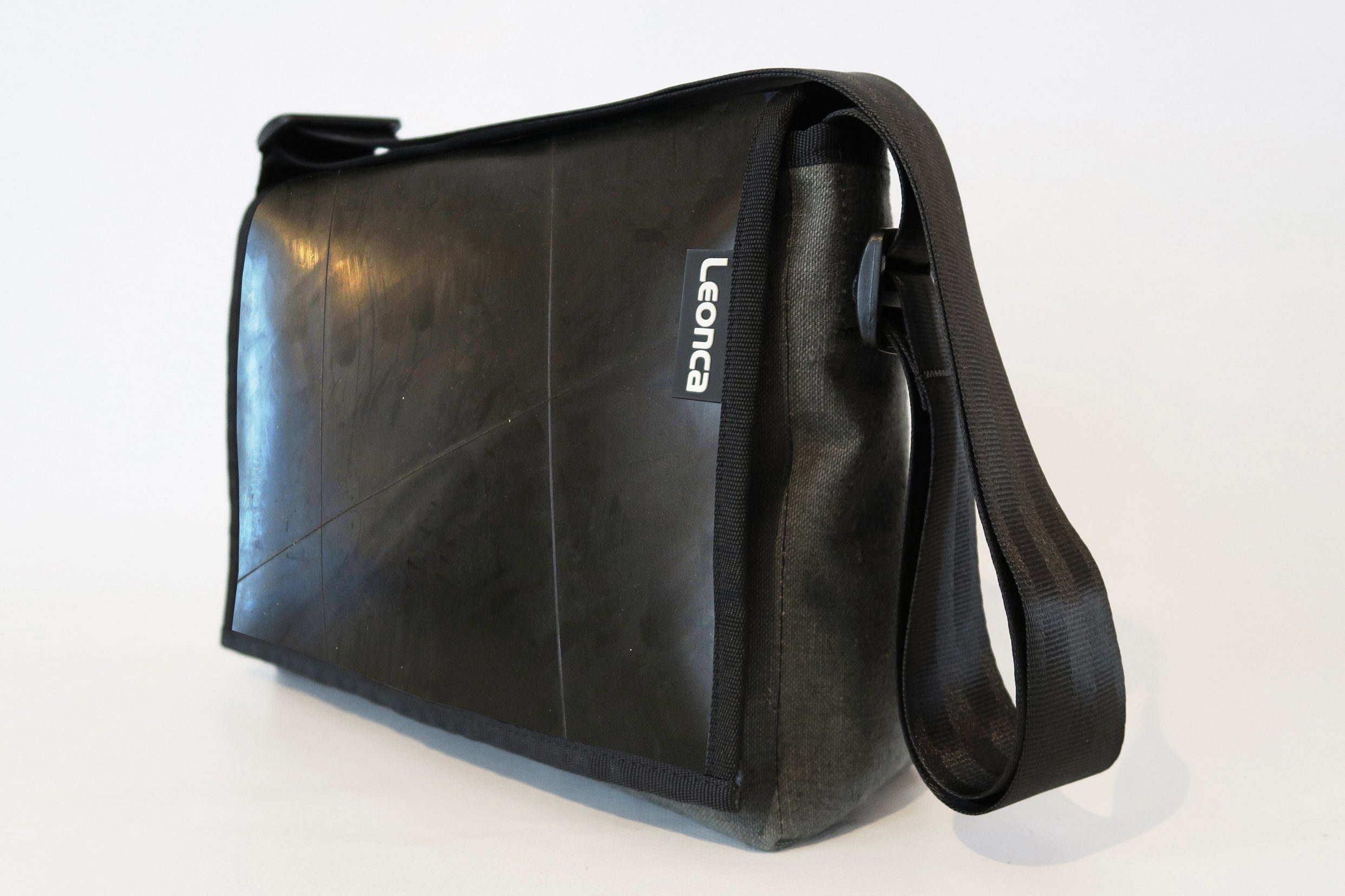 Leonca Umhängetasche aus recyceltem Traktorschlauch & Zeltleinen in 5 Größen