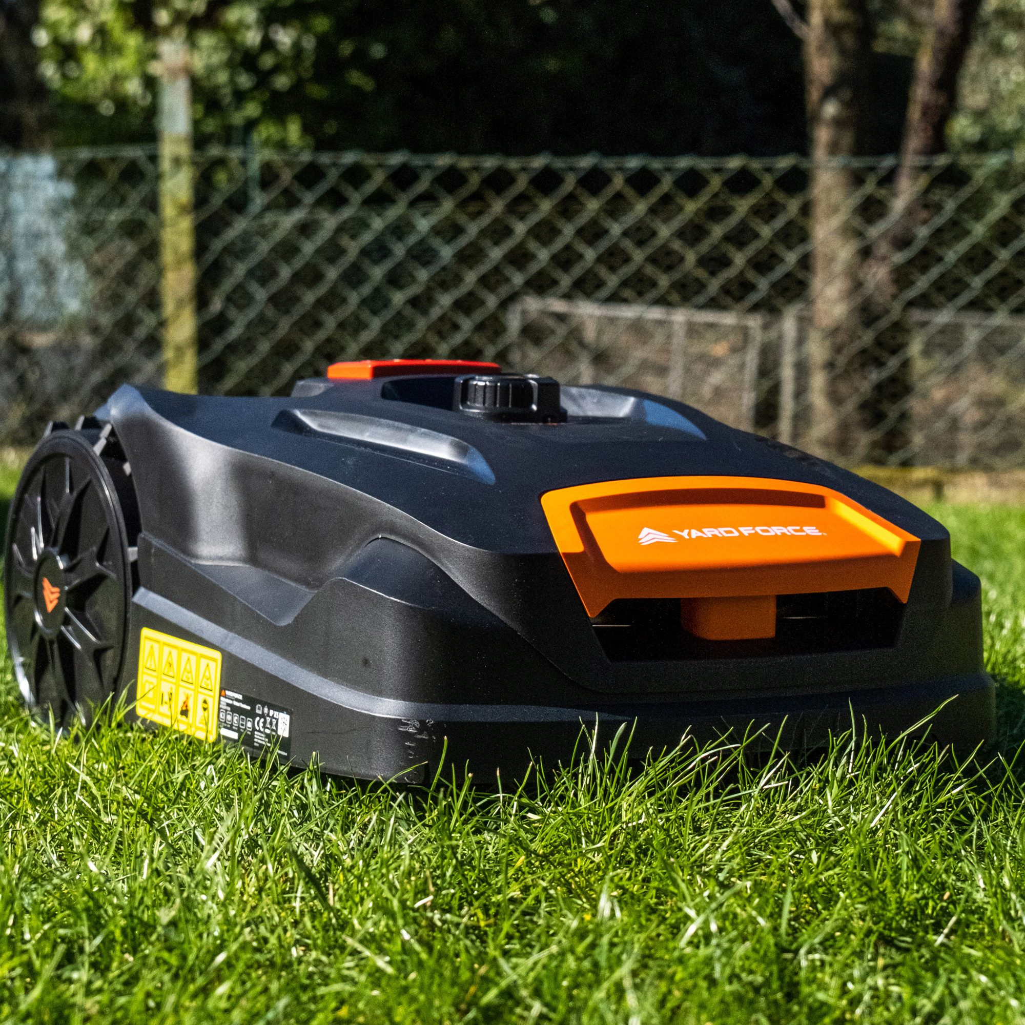 Yard Force MB400 robotic lawnmower, for lawns up to 400 m², operated via app