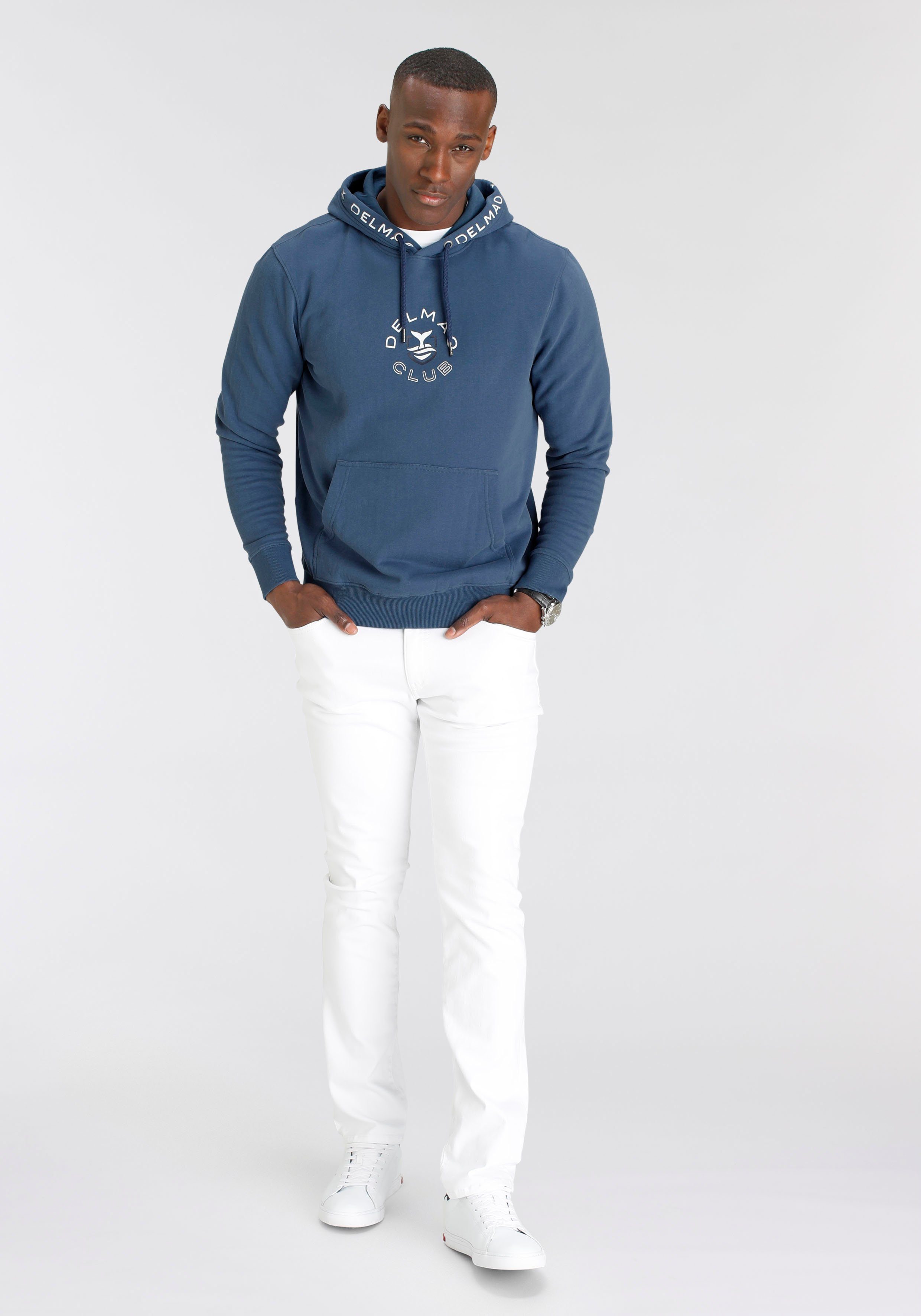 DELMAO Kapuzensweatshirt Langarm, lockere Passform, mit Print und Stickerei, mit Kapuze – Bild 4 von 5