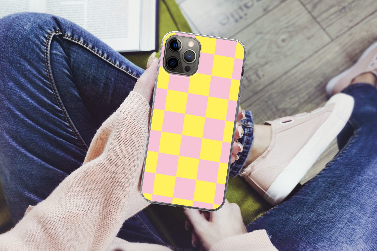 MuchoWow Handyhülle für Apple iPhone 13 Pro Schachbrettmuster - Gelb - Rosa - Würfel, Smartphone-Bumper, Print, Handy Schutzhülle Dünn