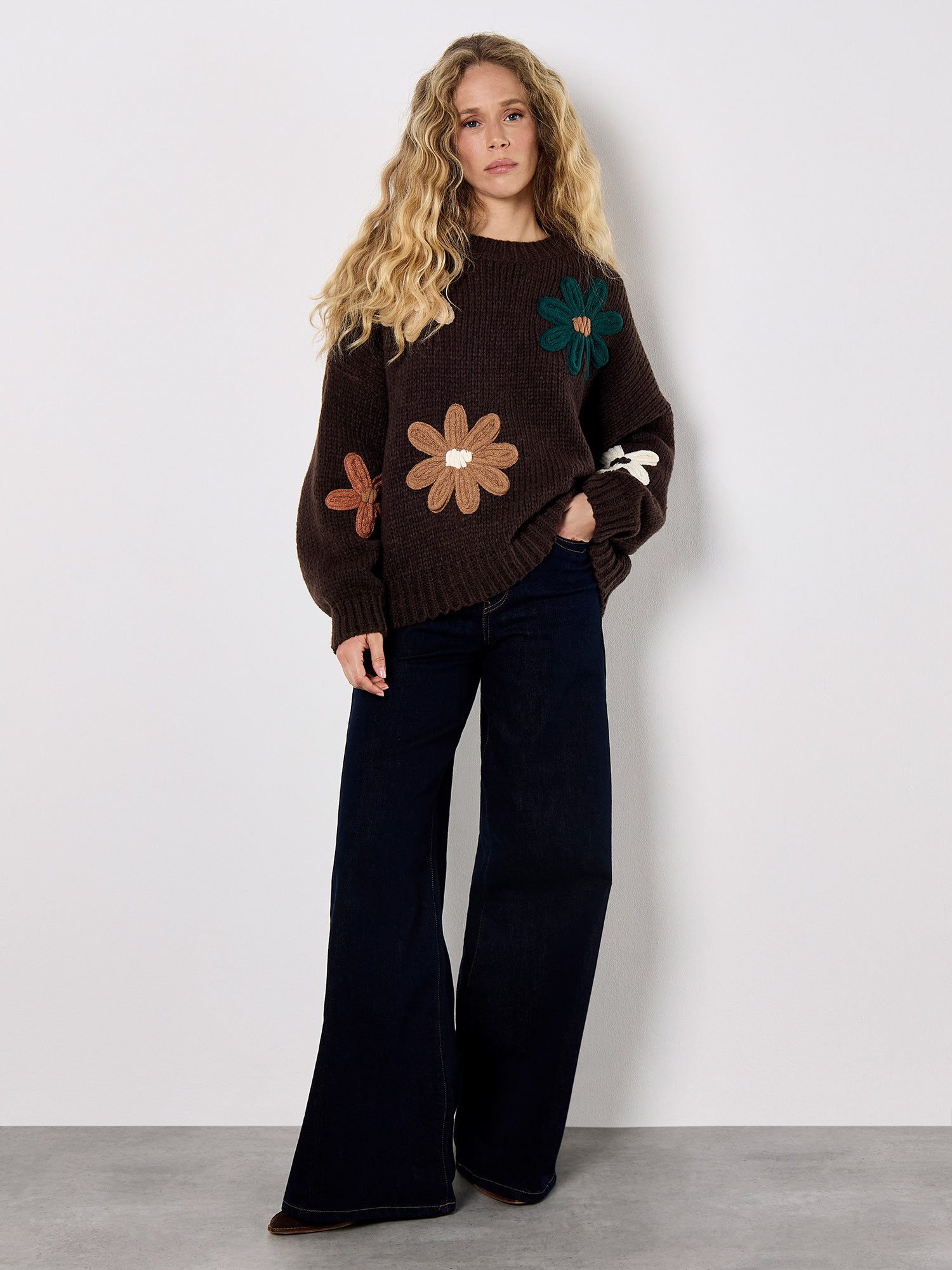 Apricot Rundhalspullover Oversize-Pullover mit Stickerei-Margeriten günstig online kaufen