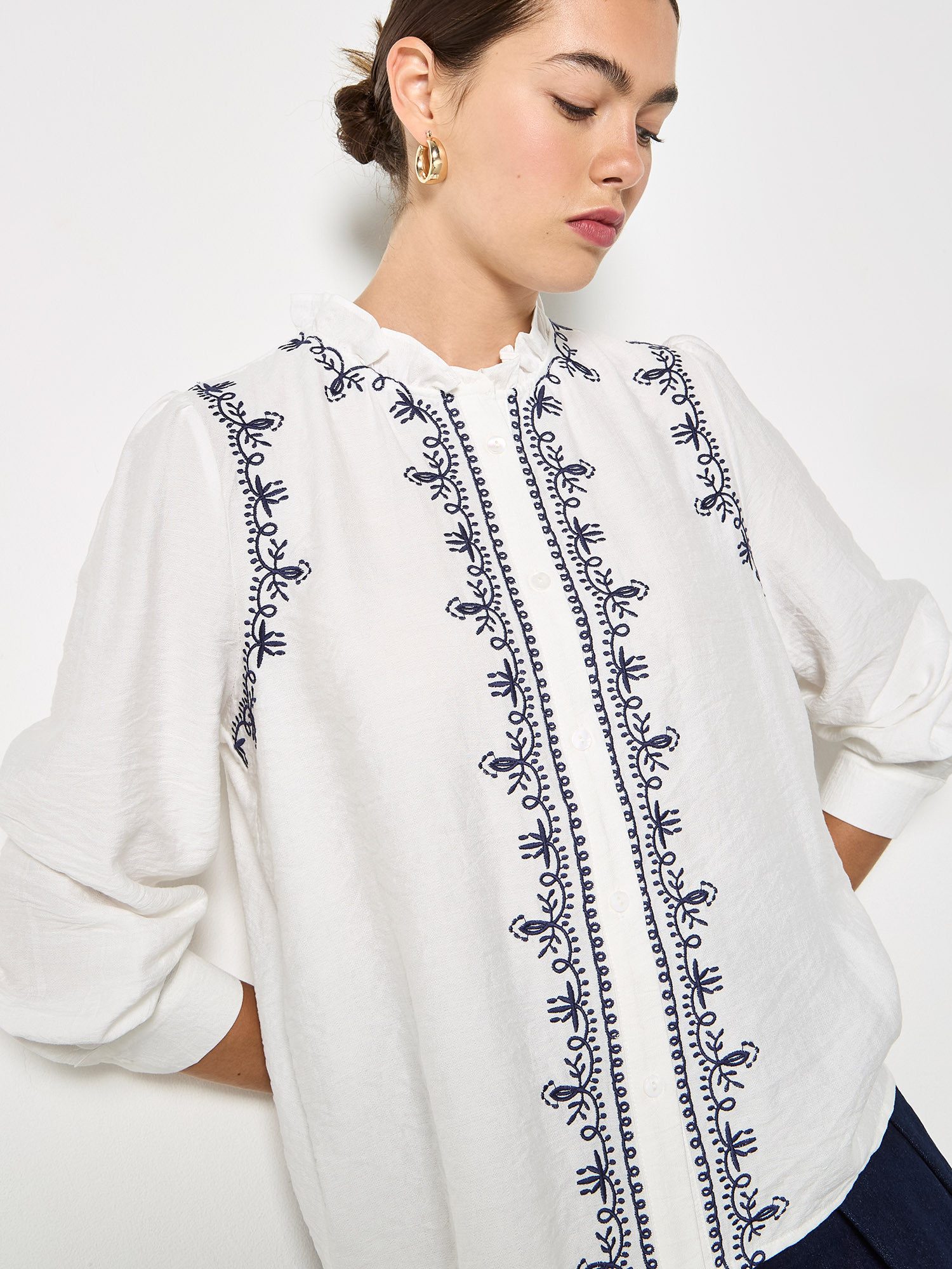 Apricot Klassische Bluse Bluse mit Rüschen-Kragen . mit Stickerei