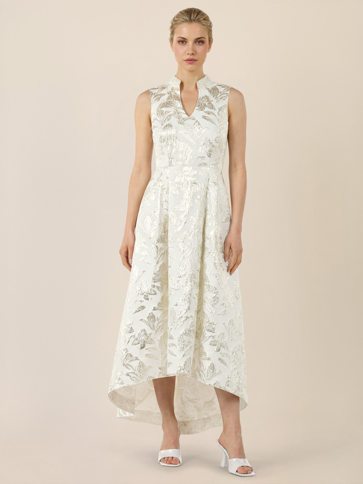 Apart Brautkleid mit Perlenkragen