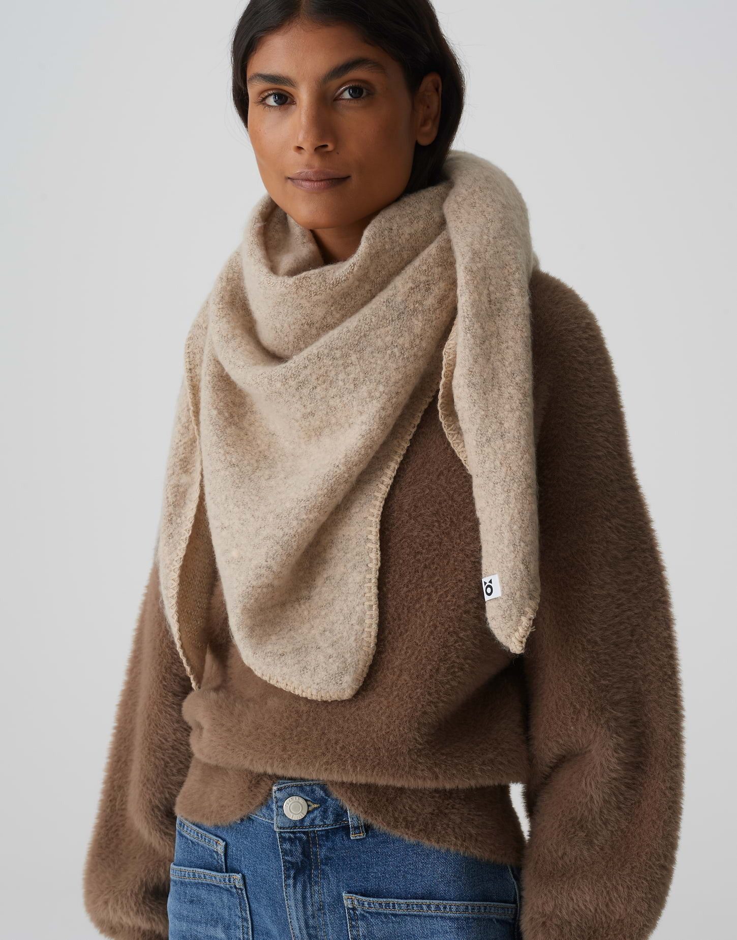 OPUS Strickschal AMADSI aus Bouclé Strick, Logo-Aufnäher, flauschiger Griff, wärmend