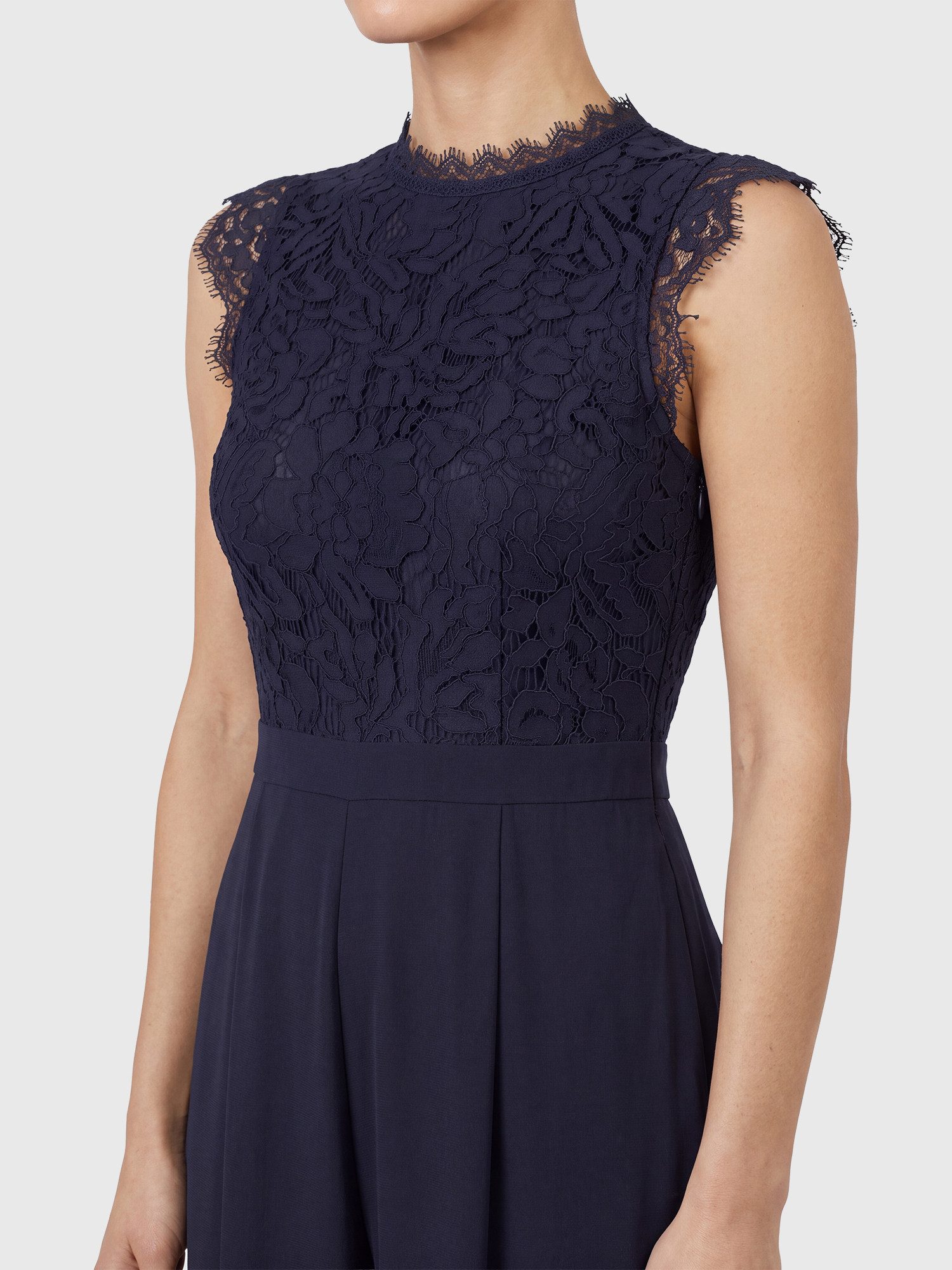 Apart Jumpsuit mit Spitzentop und weitem Bein – Bild 5 von 5