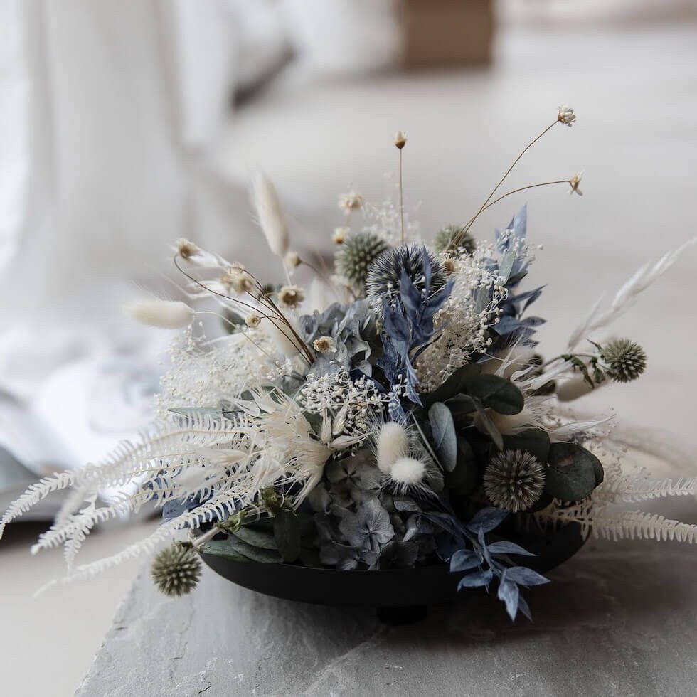 Trockenblume Eleganz in Blau und Weiß: Trockenblumengesteck mit Eukalyptus Glixia, Distel, Pampasgras, Farn, Schleierkraut, Eukalyptus, Hortensie, Avena/Hafer, Ruskus, LYKKE & You