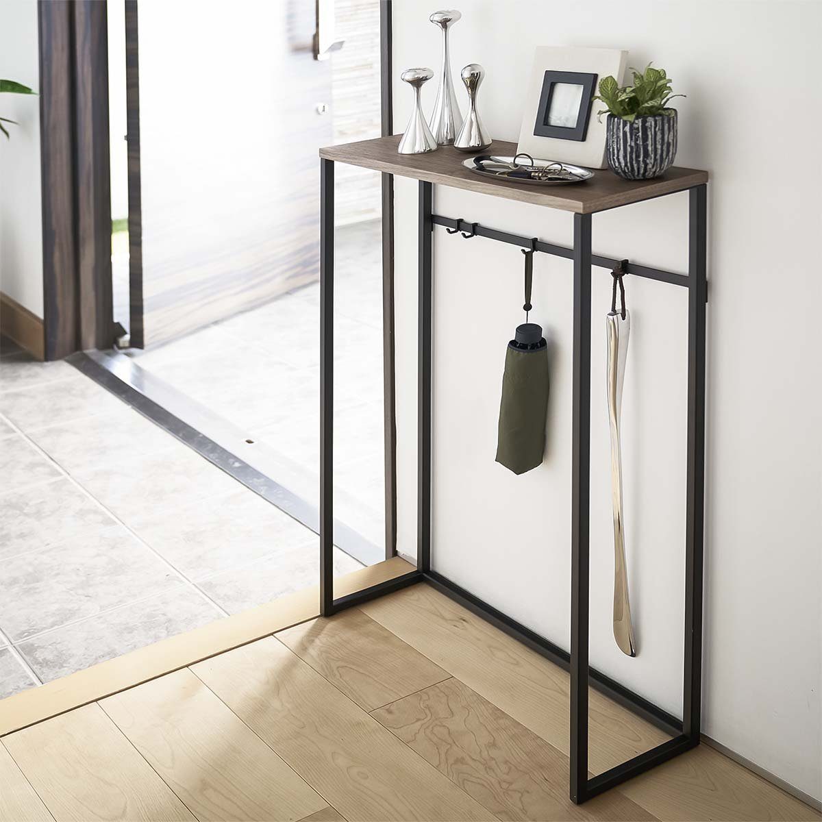 Yamazaki Konsolentisch Tower Beistelltisch 60cm breit platzsparend schmal, Beistelltisch schmal, Flurtisch, mit 4 Aufhängehaken, Ablage aus Holz