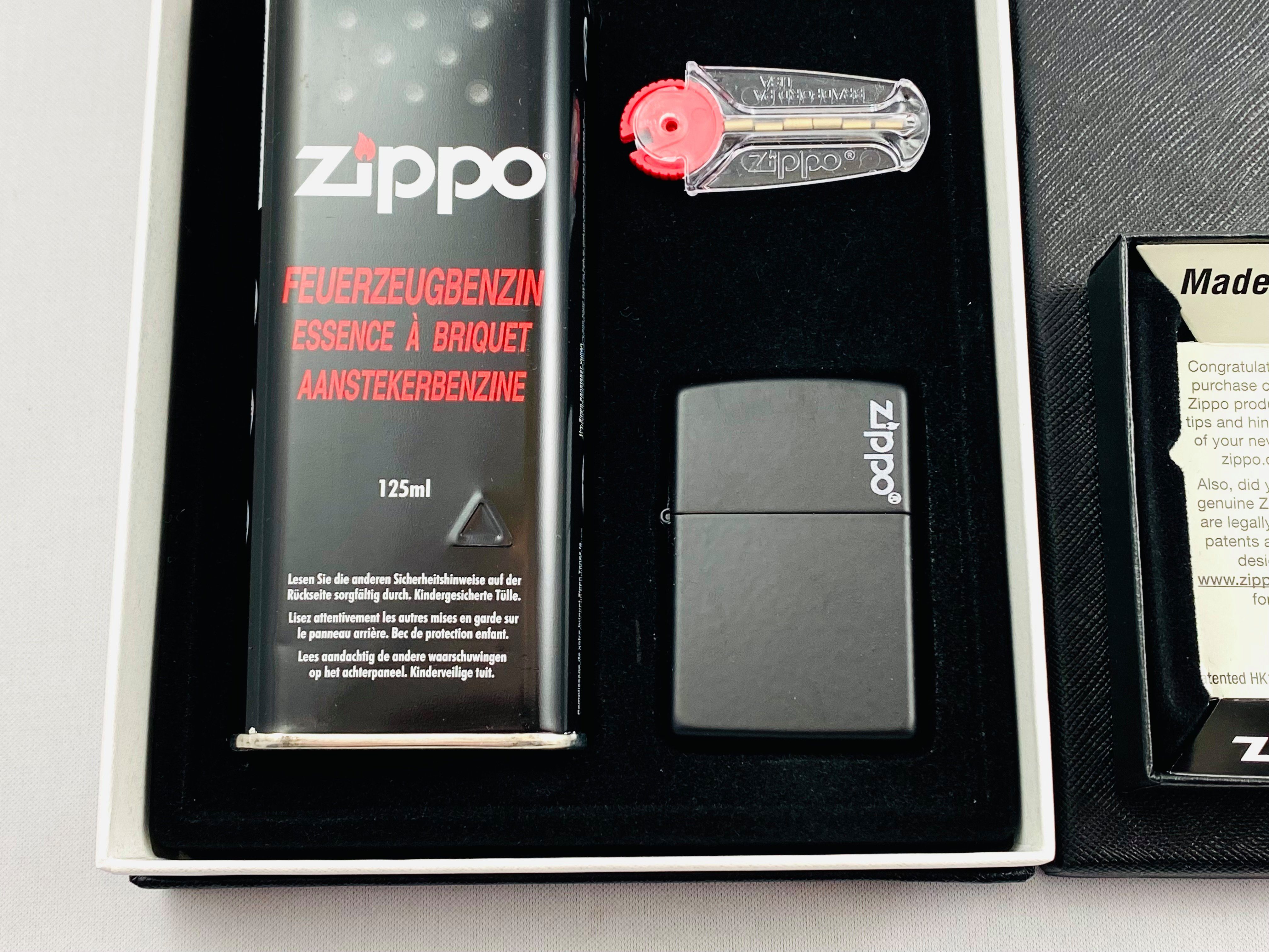 Zippo Feuerzeug Zippo matt schwarz mit Logo Geschenkset Sturmfeuerzeug – Bild 2 von 5