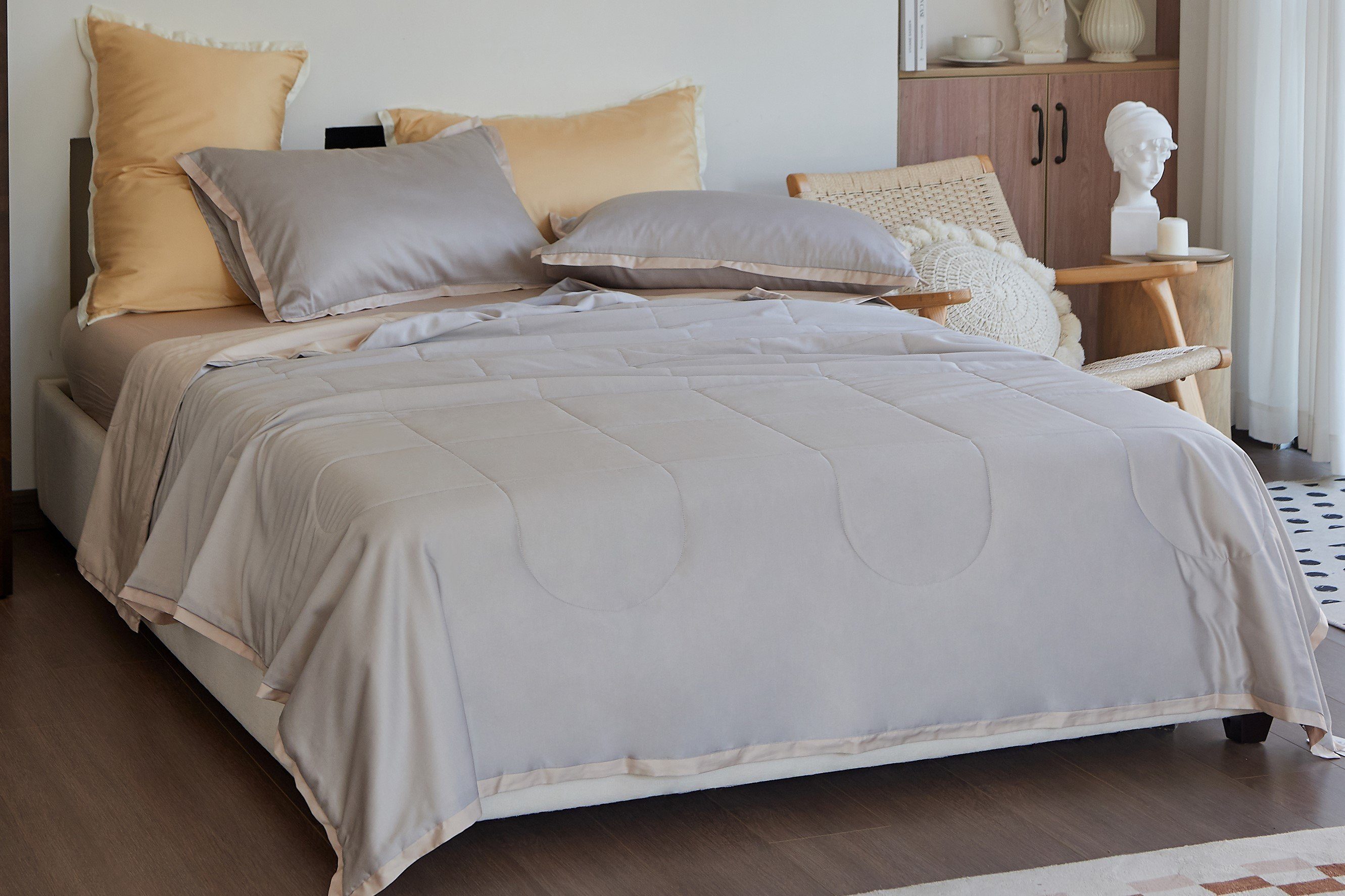 orignee Sommerbettdecke Seide Sommerdecke, Kuscheldecke „peony pavilion", 100% Seidenfüllung, Füllung: 100% Tusahseide, Kuscheldecke aus Seide. Geschmeidig und kuschelig.