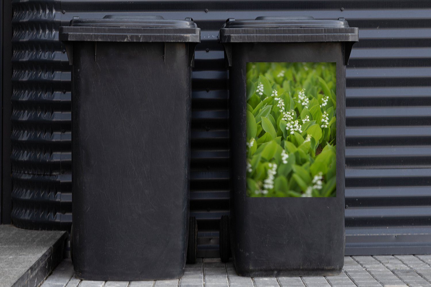 Mülltonne, Dalen Lilien Container, Ein Sticker, St), (1 blühendes Feld Mülleimer-aufkleber, MuchoWow Abfalbehälter von voller Wandsticker
