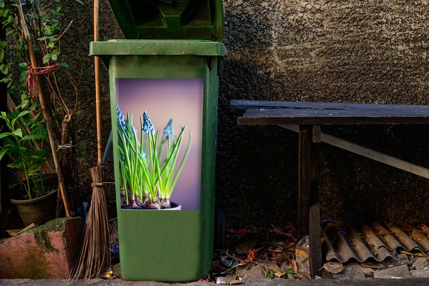 MuchoWow Wandsticker Traubenhyazinthenblüten mit buntem Hintergrund Container, Abfalbehälter St), (1 Mülleimer-aufkleber, Mülltonne, Sticker