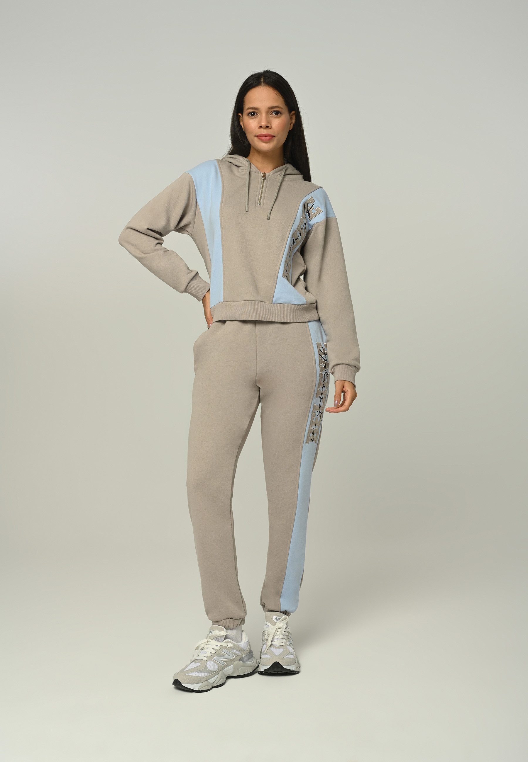 Trainingsanzug Women Regular Tracksuit With Zipper Top And Emboidery Aplique Design