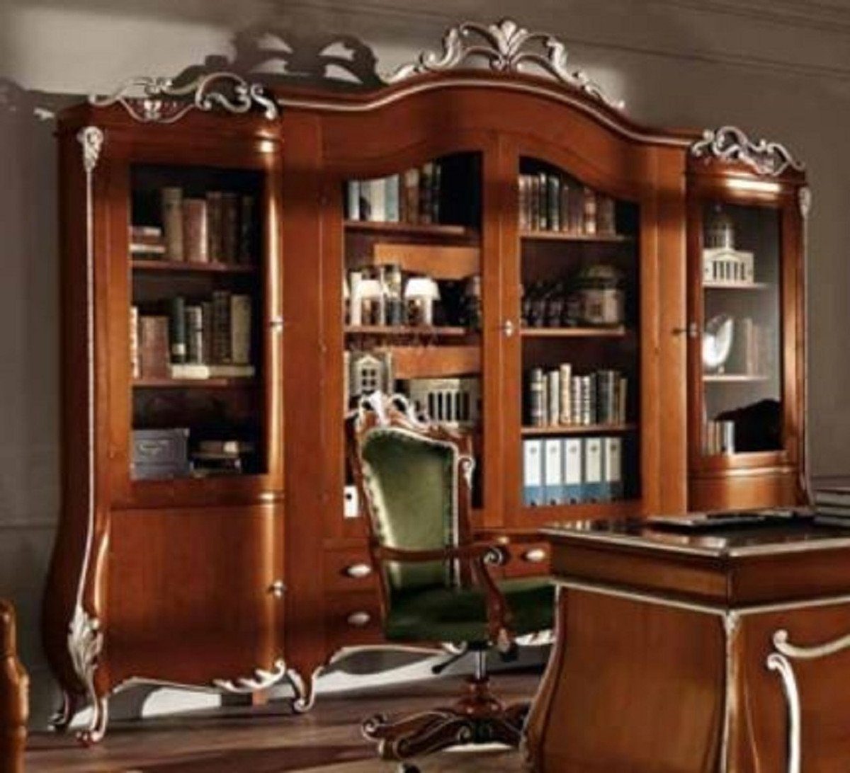 Casa Padrino Stauraumschrank Luxus Barock Schrank mit 4 Glastüren Braun / Silber - Massivholz Regalschrank - Bücherschrank - Wohnzimmerschrank - Büroschrank - Barock Möbel - Luxus Qualität - Made in Italy