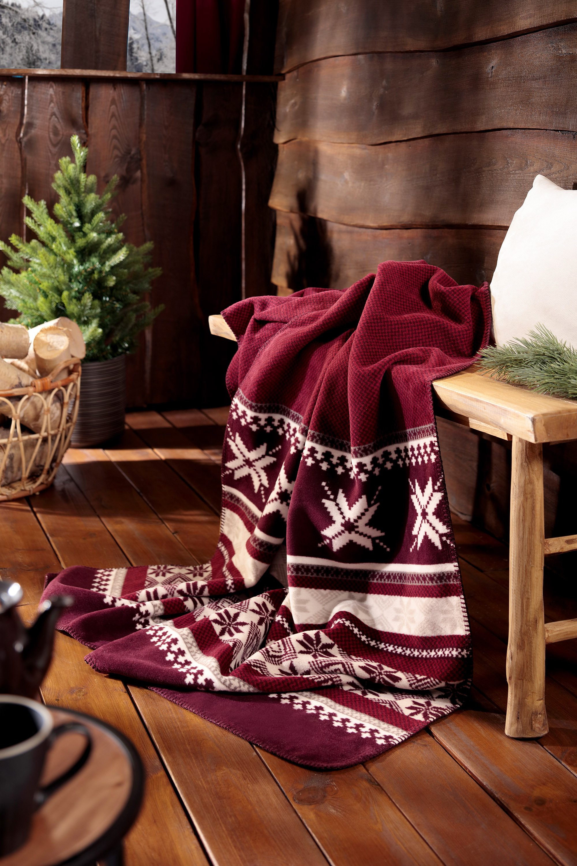 Wohndecke Nordic Knit, Biederlack, Stimmungsvolle Bordüren mit Schneeflocken und Eiskristallen