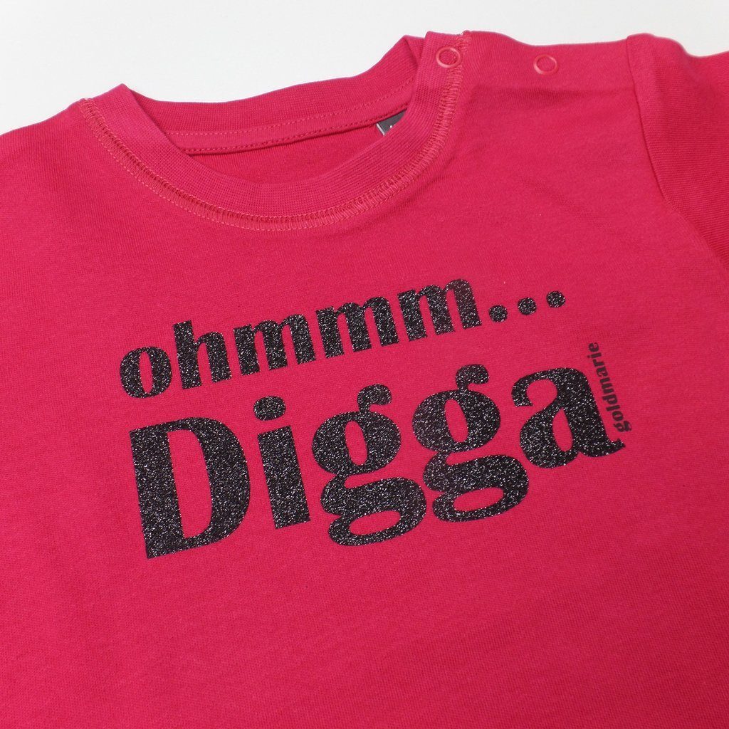 goldmarie T-Shirt Baby Shirt OHMMM DIGGA rotbeere schwarz mit Frontprint,  reine Baumwolle | T-Shirts