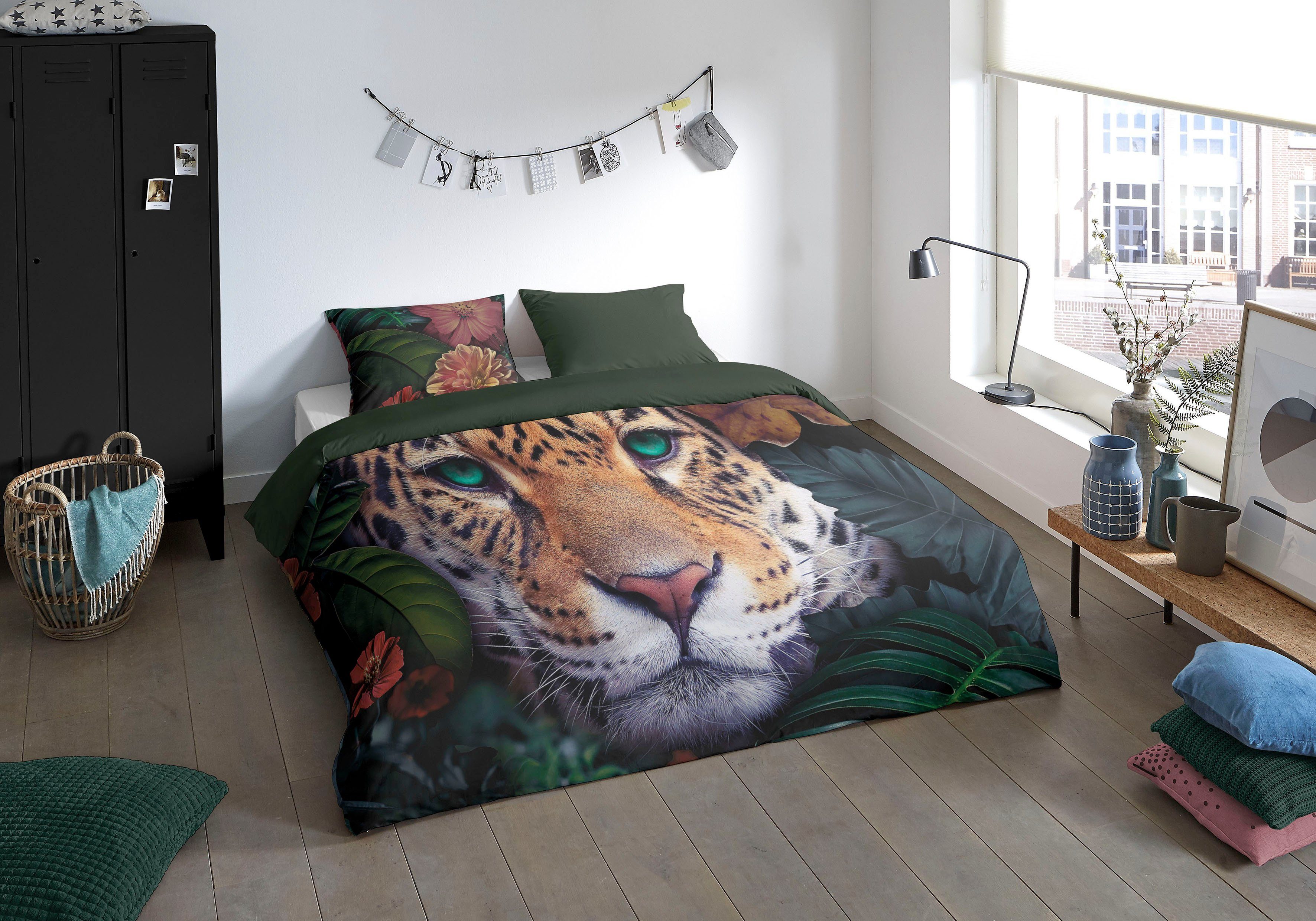 PURE luxury collection Wendebettwäsche Wildlife flowers, Microfaser, 2 teilig, Mikrofaser, 135x200, Pflegeleicht, Reißverschluss, Wendeoptik, Tiger