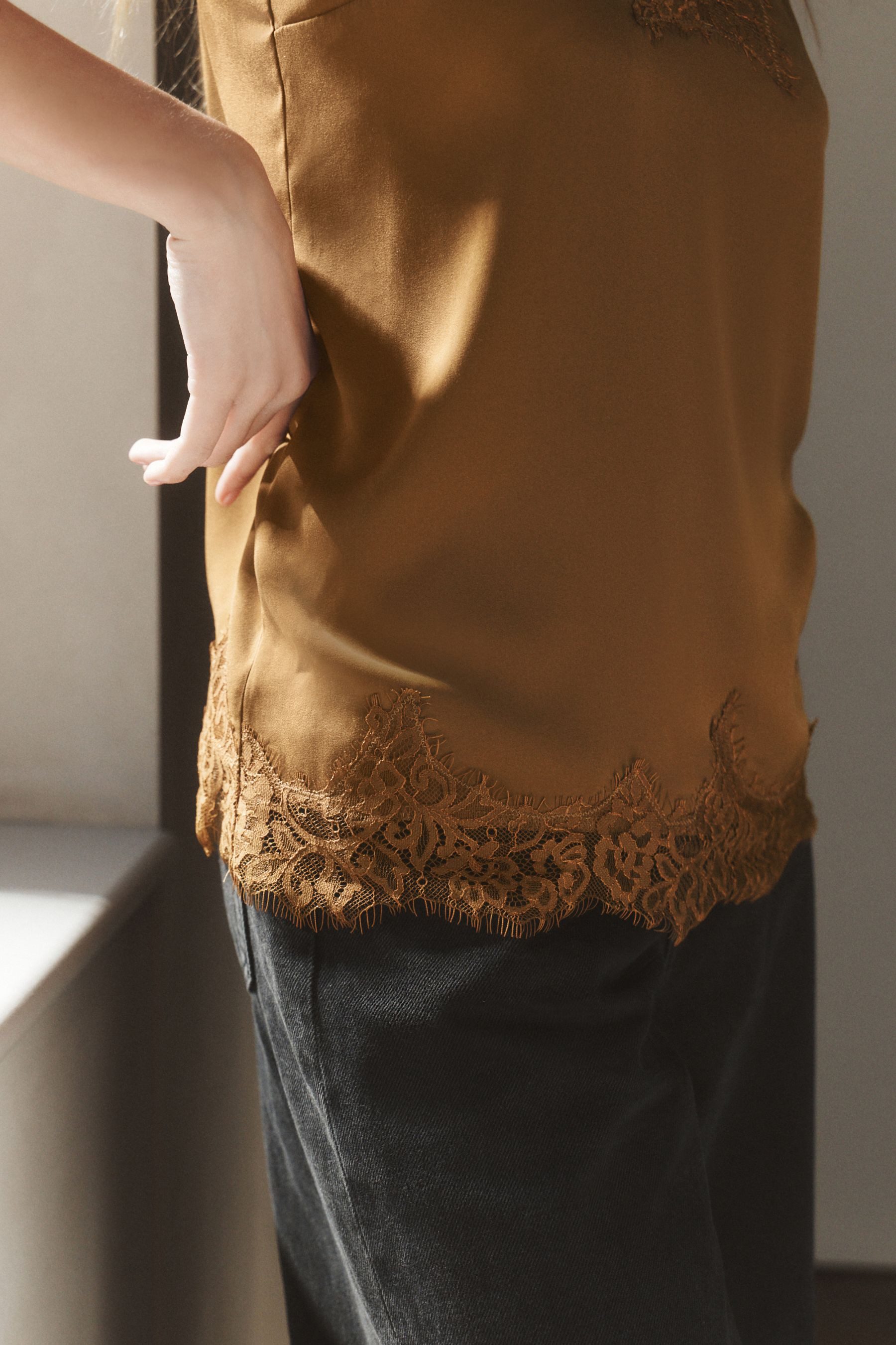 Next Trägertop Trägertop aus Satin mit Spitzenbesatz (1-tlg)