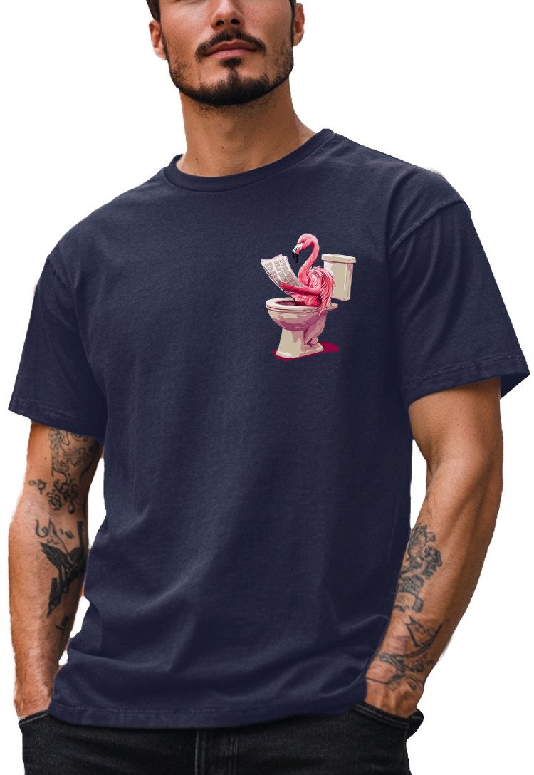 MAKAYA T-Shirt Witziger Männer Print: Pink Flamingo auf Toilette als Gag-Motiv (Schwarz, Blau, Dunkelgrau, S, M, L, XL, XXL, 3XL, 4XL, 5XL) Baumwolle
