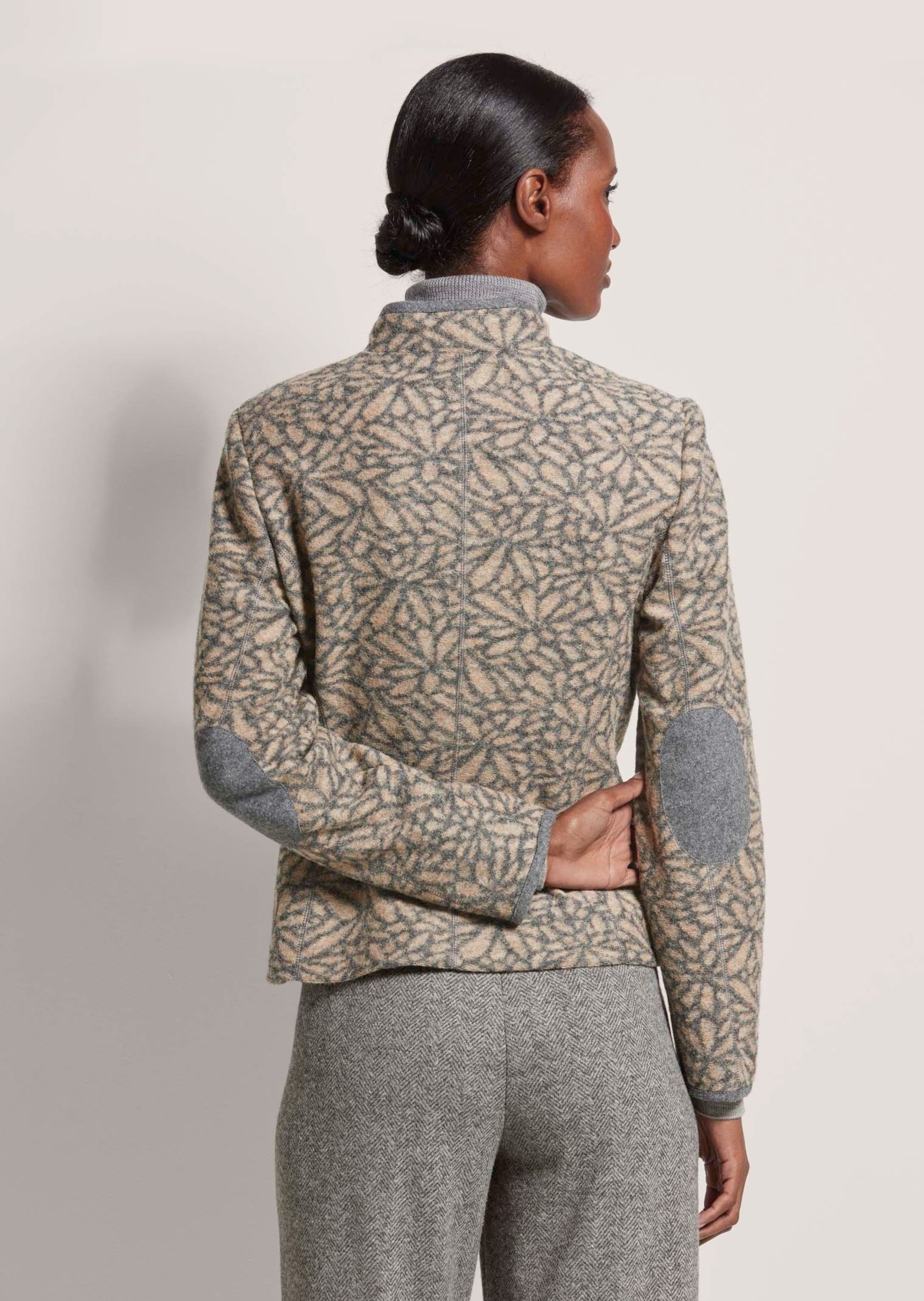 MADELEINE Kurzblazer Verkürzter Wollblazer mit Stehkragen, Taschen Sportiver Blazer mit Hornknöpfen und Stehkragen