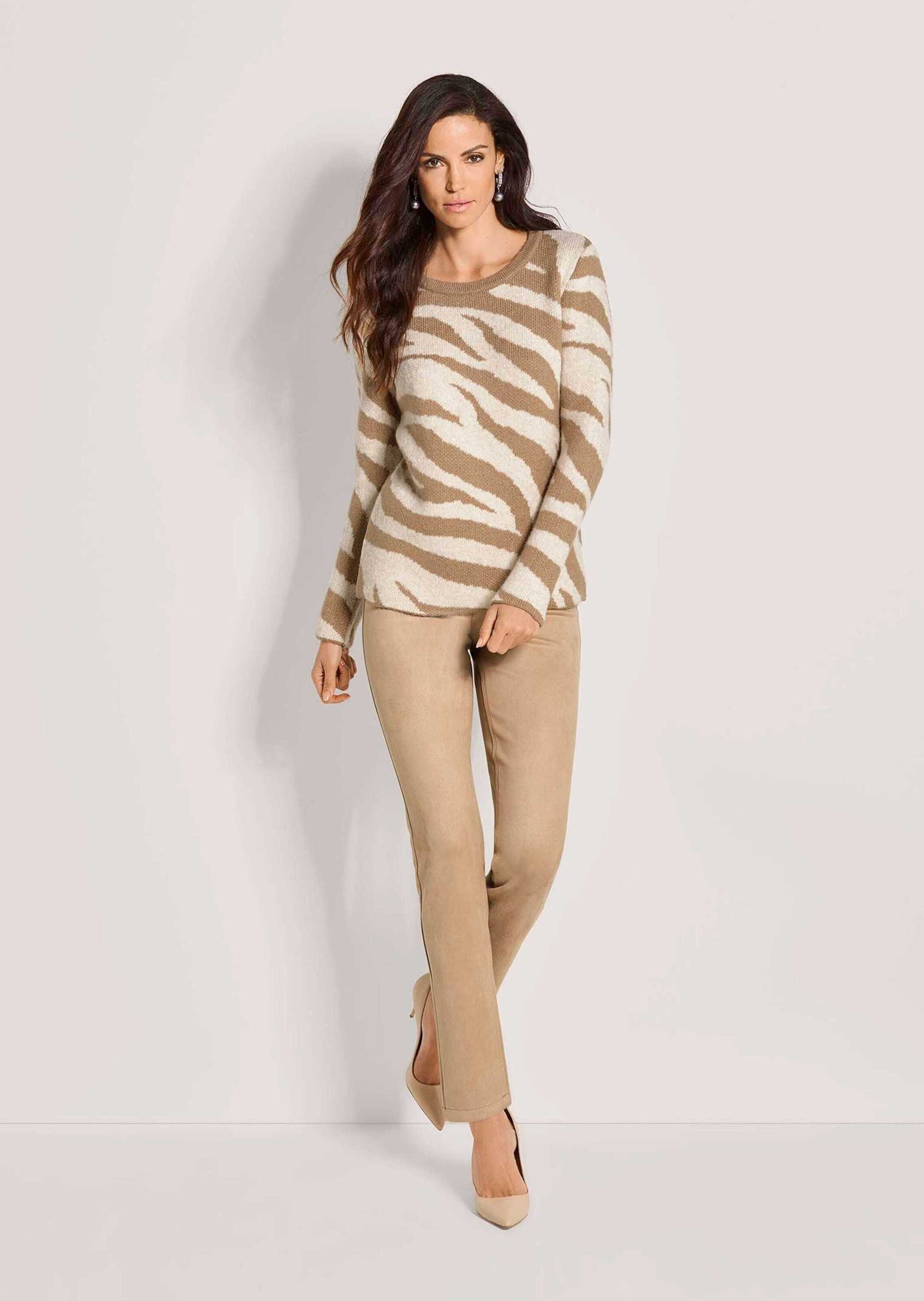 MADELEINE Strickpullover Strickpullover mit Zebra-Muster Klassischer Rundhals, lange Ärmel & grafische Optik