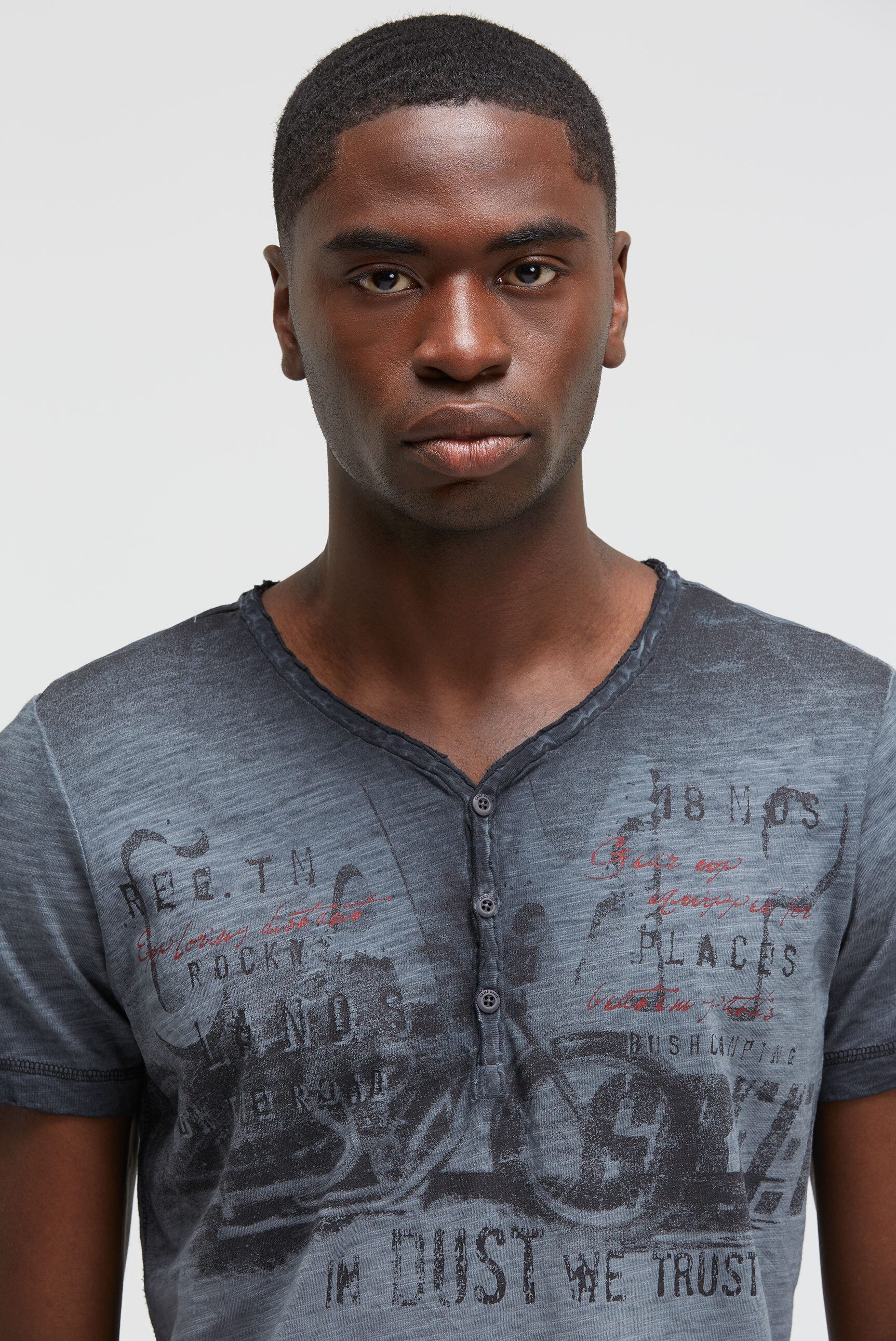 CAMP DAVID Henleyshirt mit offener Kante am Ausschnitt