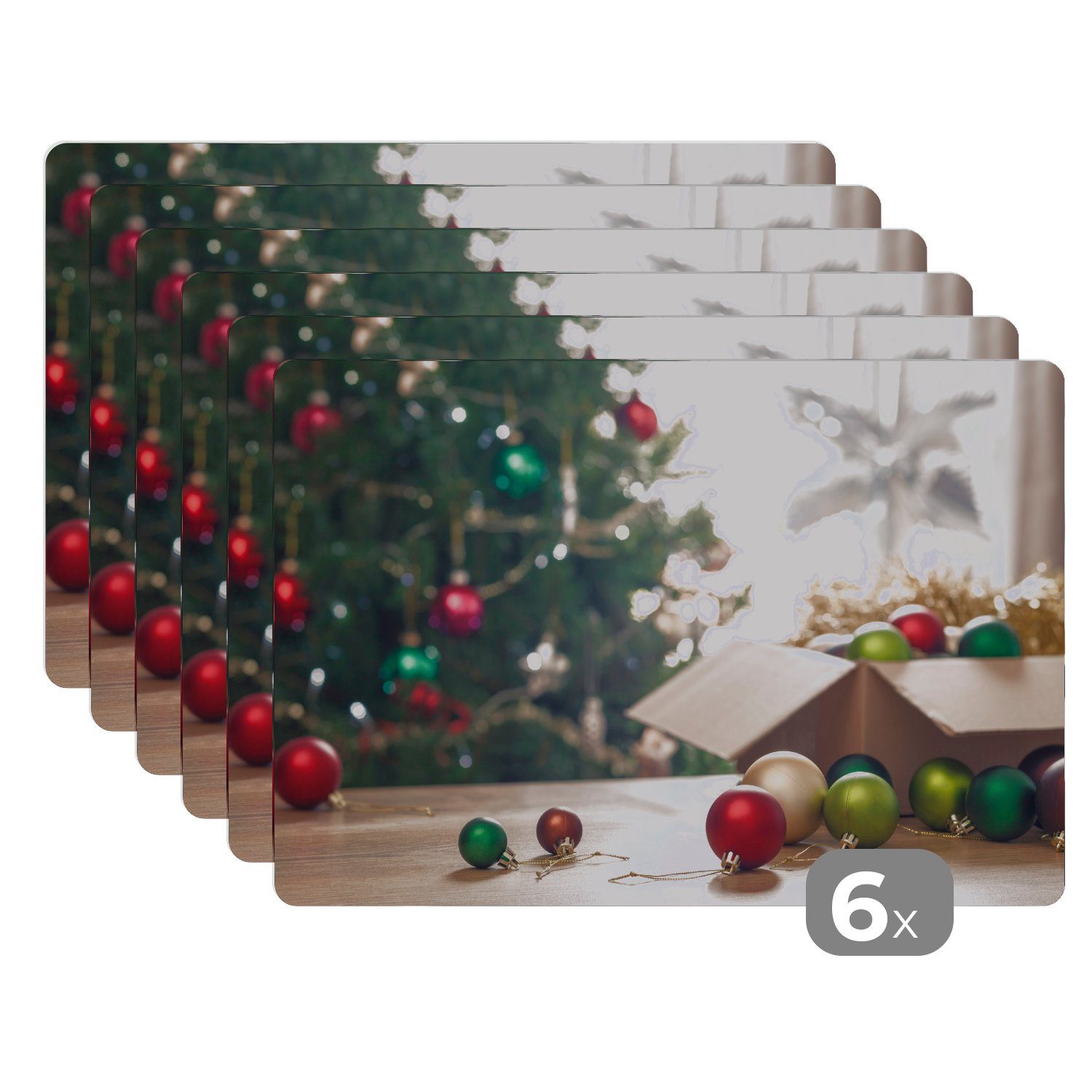 Platzset, Der Weihnachtsschmuck mit einem Weihnachtsbaum im Hintergrund, MuchoWow, (6-St), Platzset, Platzdecken, Platzmatte, Tischmatten, Schmutzabweisend | Tischsets