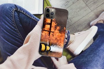MuchoWow Handyhülle Feuerwehr löscht das Feuer mit Schaum, Handyhülle Apple iPhone 12 Pro Max, Smartphone-Bumper, Print, Handy