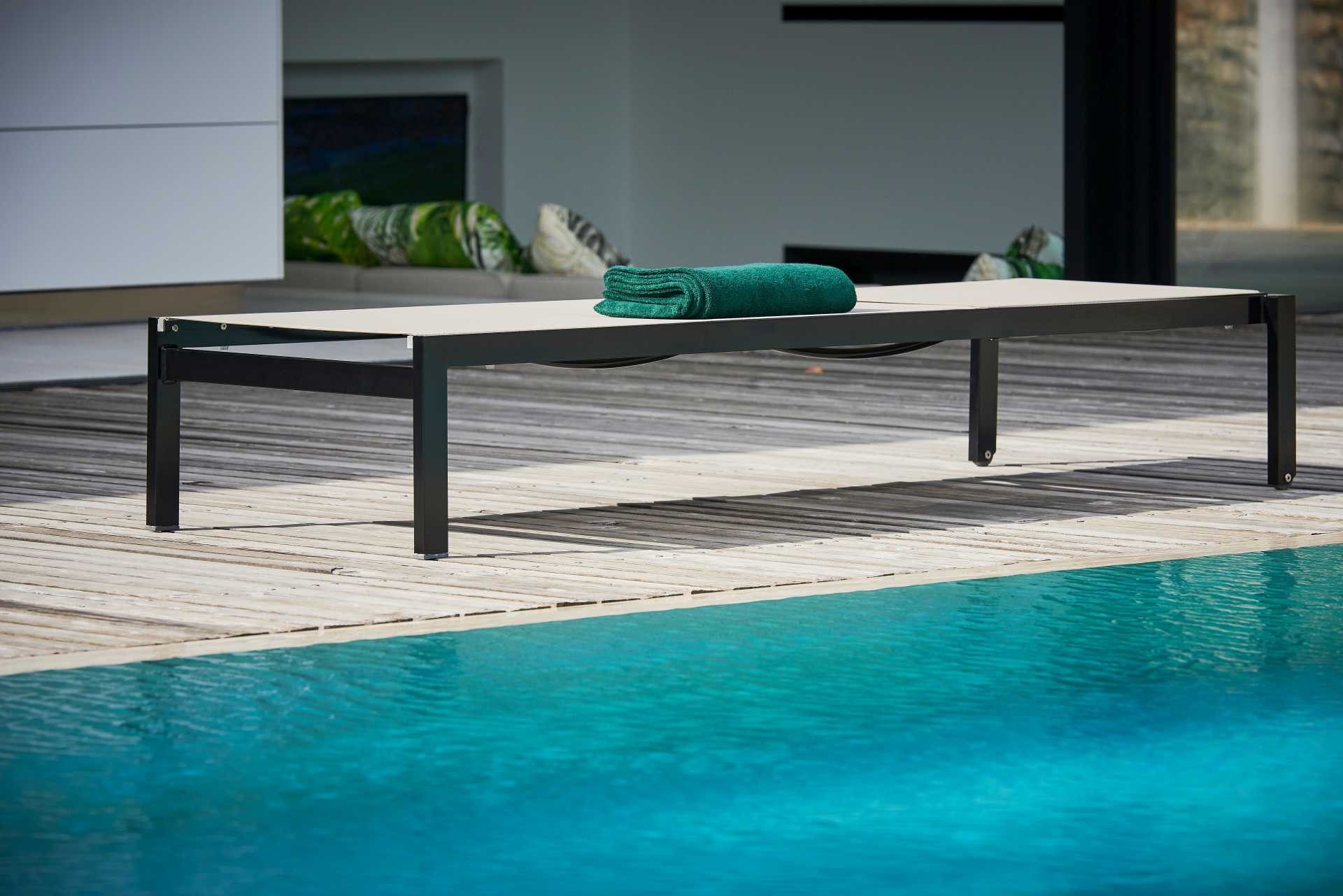 jankurtz Gartenliege Quadrato aus Aluminium, Schwarz/Schwarz, Stapelbar und verstellbare Rückenlehne.