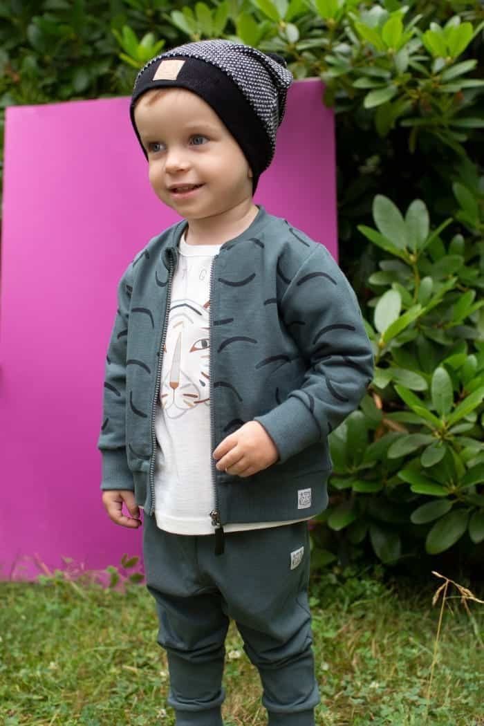 an Oberteil für (1-tlg) Sweatjacke den Ärmeln mit Taille, Tigerstreifen, sorgen an Sweatjacke Babys Reißverschluss Grüne & Rippbündchen Kinder langarm, einen sportlich, PINOKIO guten Kinnschutz, Rippbündchen, der Tiger