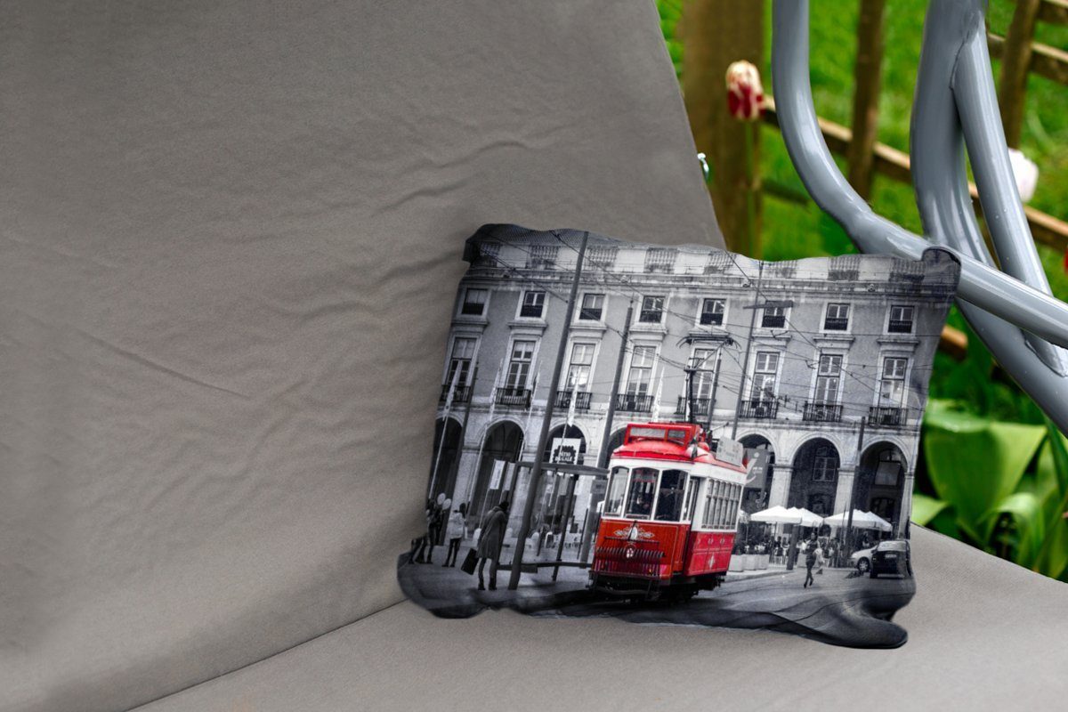 roten Dekokissenbezug, einer Polyester, Straßenbahn, Outdoor-Dekorationskissen, mit Dekokissen Kissenhülle MuchoWow Schwarz-Weiß-Foto