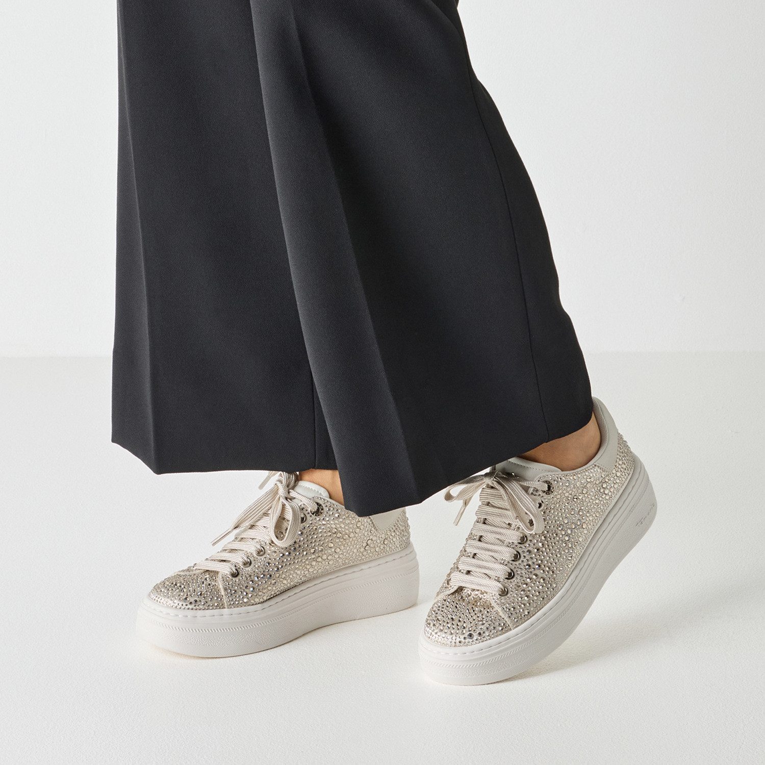 Tamaris Plateausneaker, Freizeitschuh, Halbschuh, Schnürschuh mit Strasssteinchen