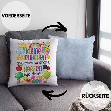 Trendation Dekokissen Trendation - Erzieherin Kissen Geschenk Danke Dankeschön Abschiedsgeschenk Beste Kindergärtnerin Spruch Kleine Menschen Brauchen Dein Herz Dekokissen mit Füllung 40x40