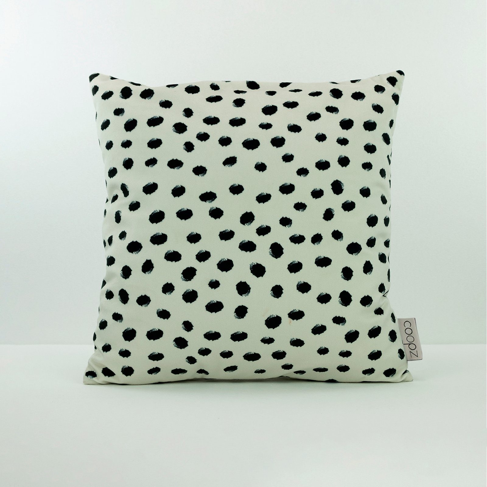 Dots white coopz Grafik, coopz Handmade Punkte Velvet nature Kissenbezug Cheetah Kissenbezug UV-beständig Samt