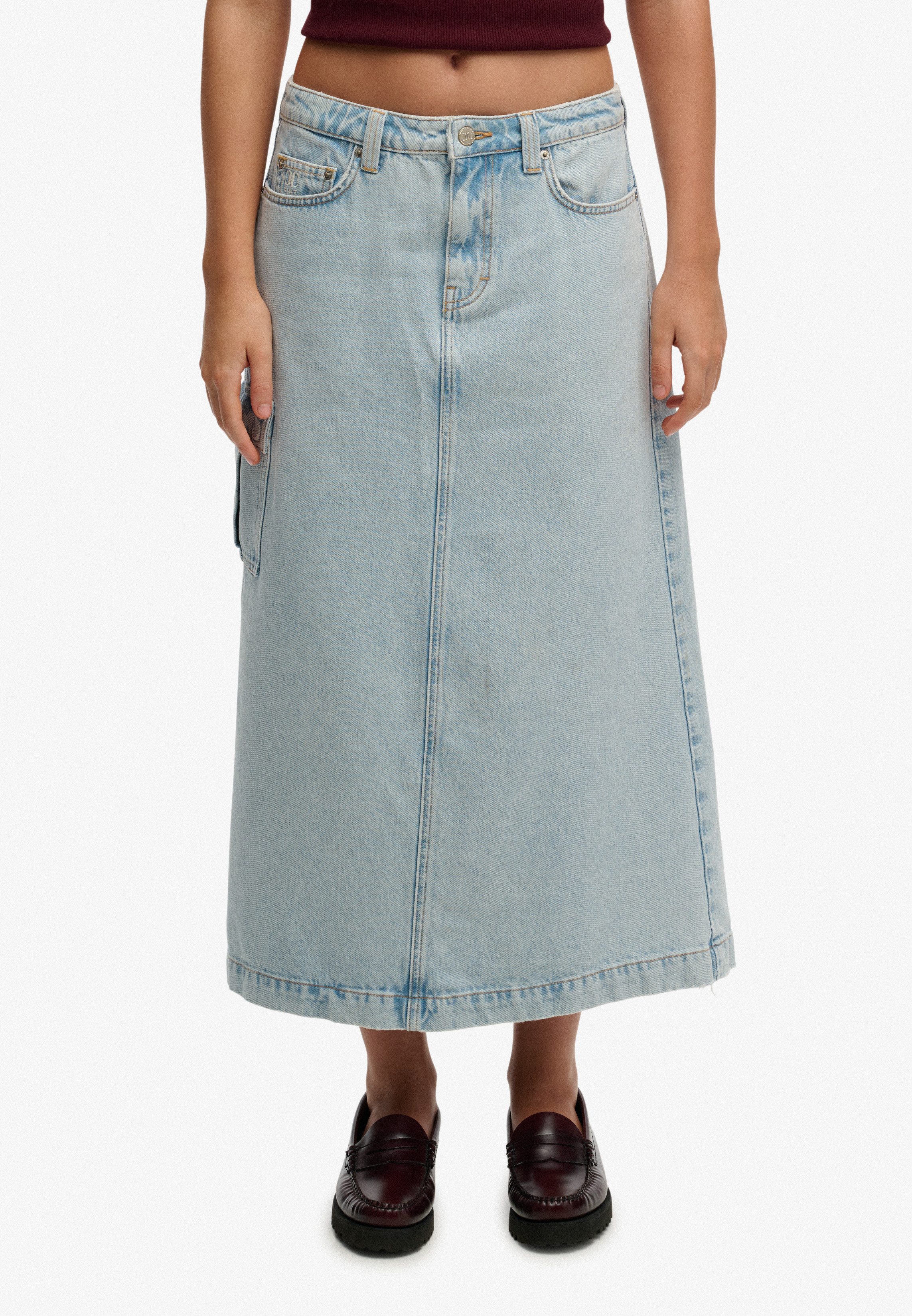 Superdry Jeansrock DENIM CARGO MAXI SKIRT mit 1-Knopf-Form, Regular Fit, kniebedeckende Länge, aus Baumwolle